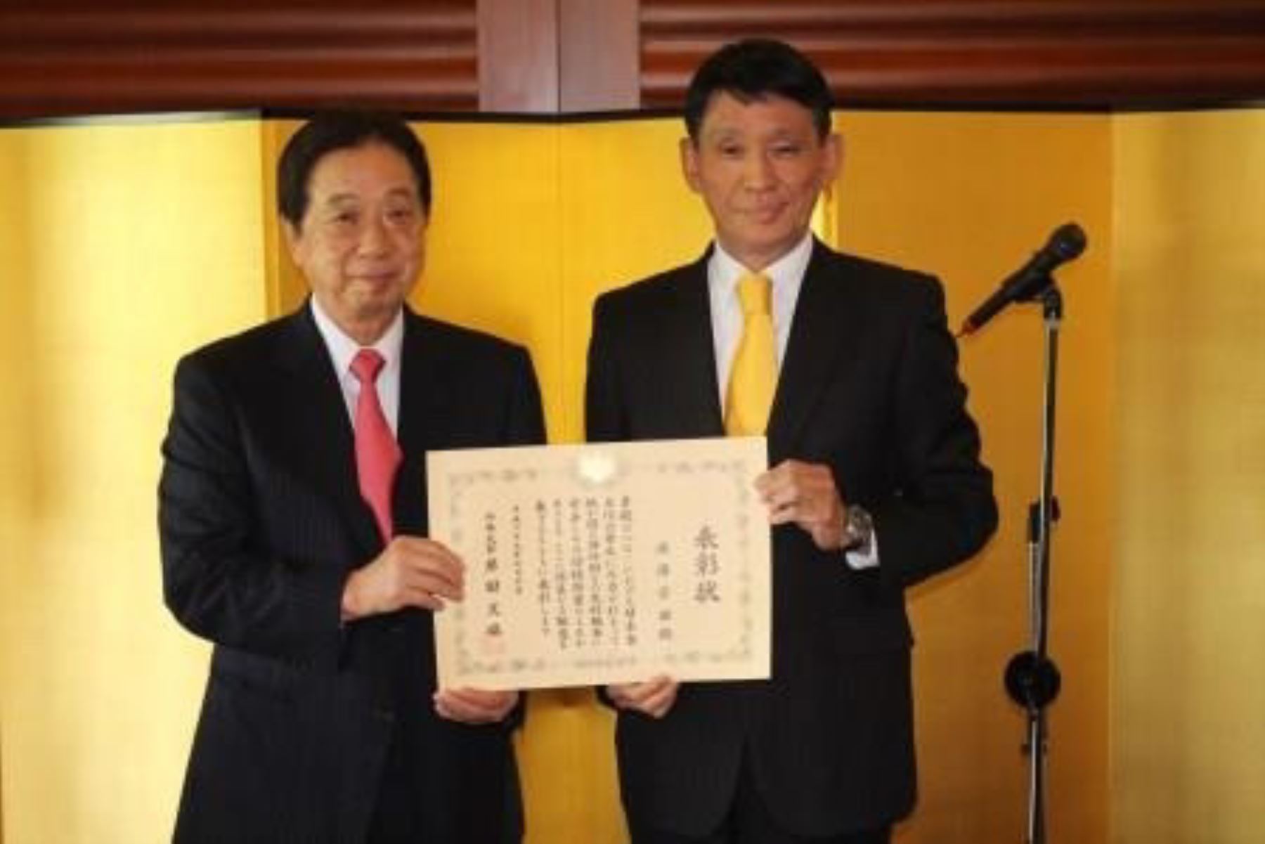 Muneaki Fukasawa (left) and former Japanese Ambassador to Peru Tatsuya Kabutan (right). Photo: Embassy of Japan