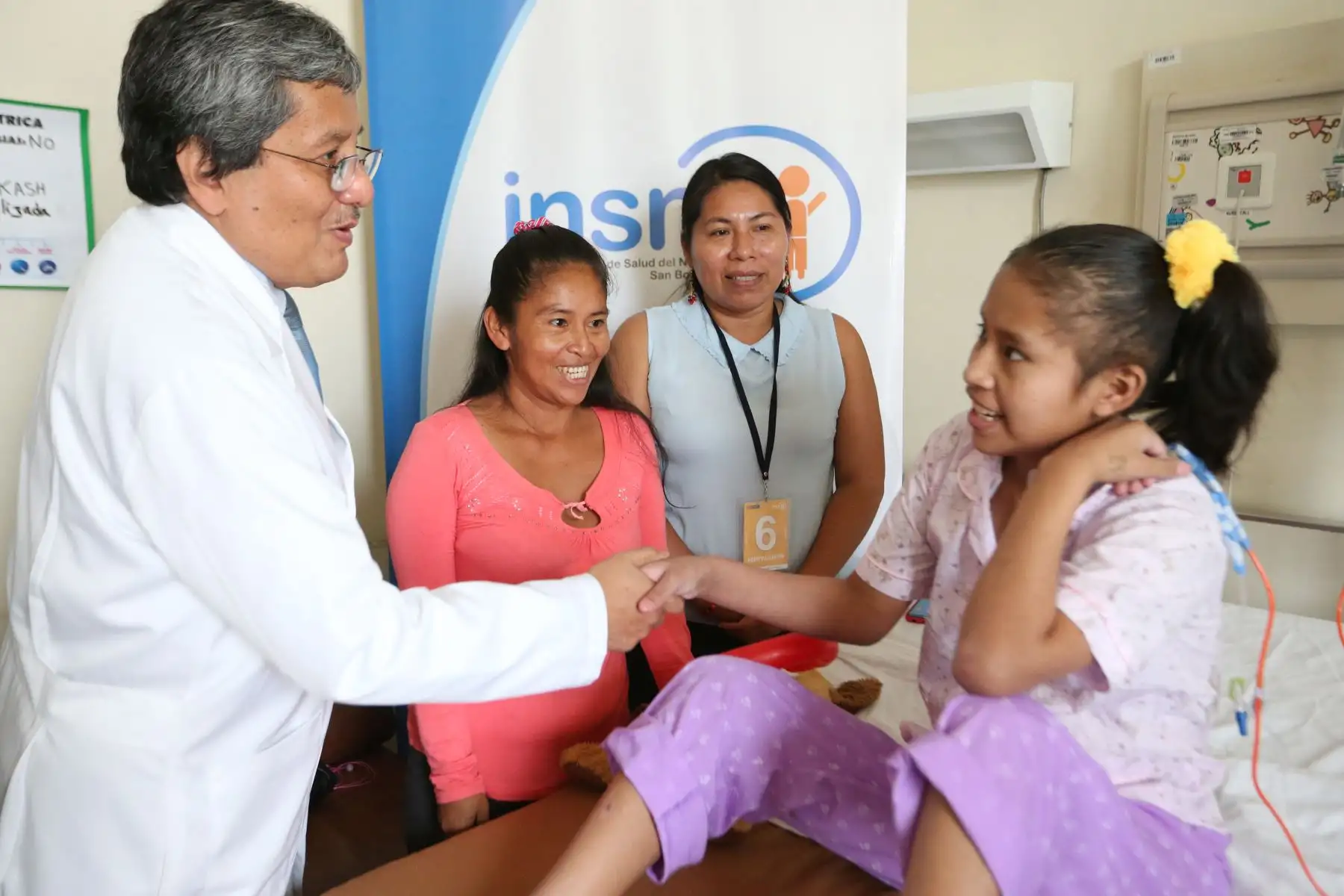 La intérprete en lenguas originarias facilita la comunicación entre médico, padres de familia y pacientes. Foto: ANDINA/Eddy Ramos