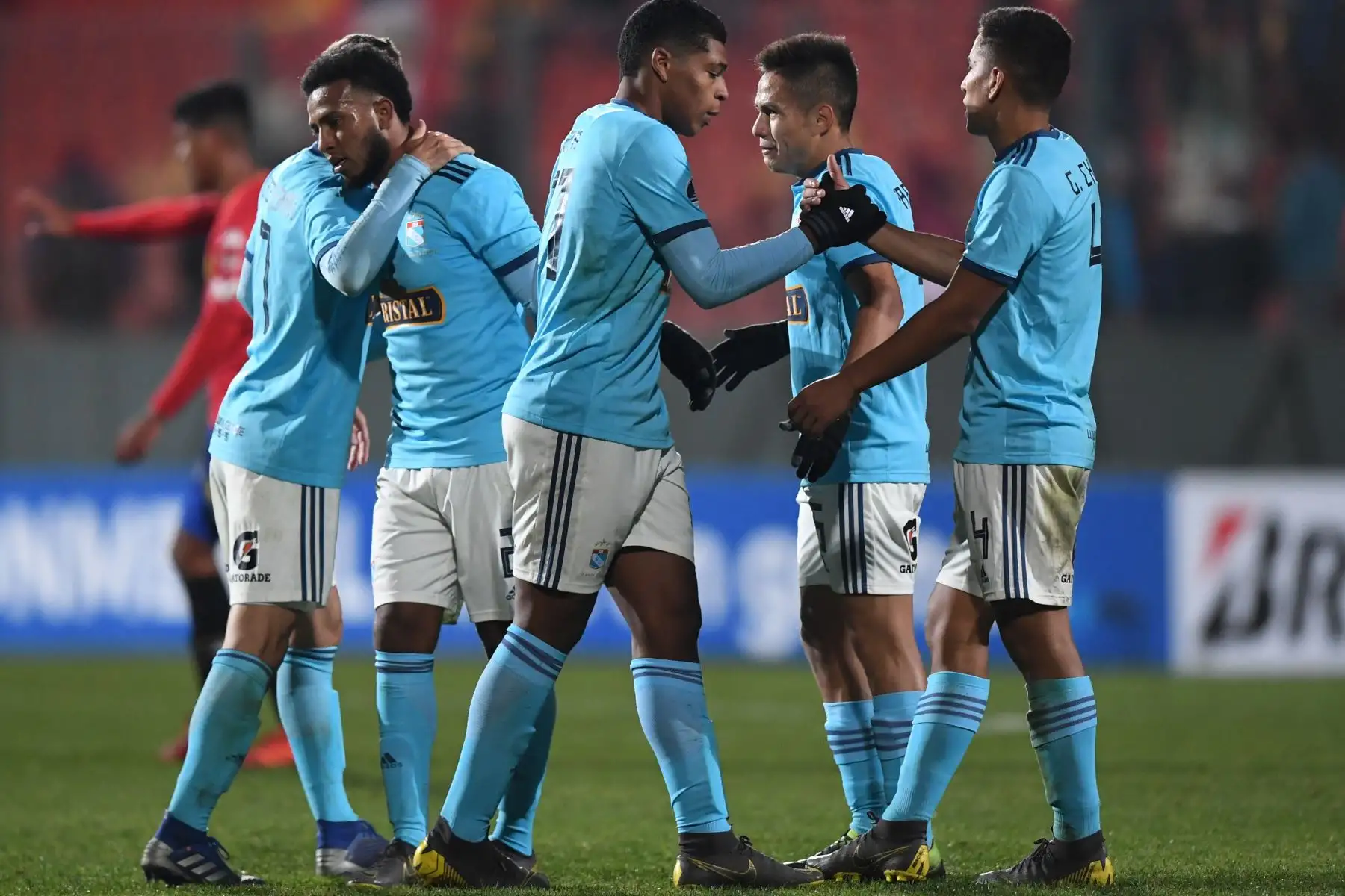 Los jugadores del equipo peruano Sporting Cristal se saludan luego de derrotar a la Unión Española Española 3-0 en un partido de fútbol de Copa Sudamericana en el estadio Santa Laura en Santiago.
Foto: AFP
