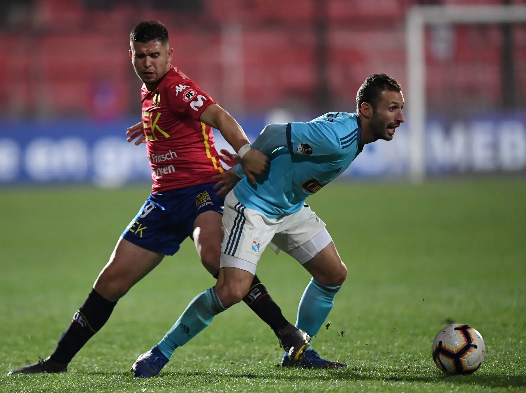 El futbolista argentino de Sporting Cristal Horacio Calcaterra (R) está marcado por la Unión Española de Paraguay, Mauro Caballero, durante su partido de fútbol de Copa Sudamericana .
Foto:AFP
