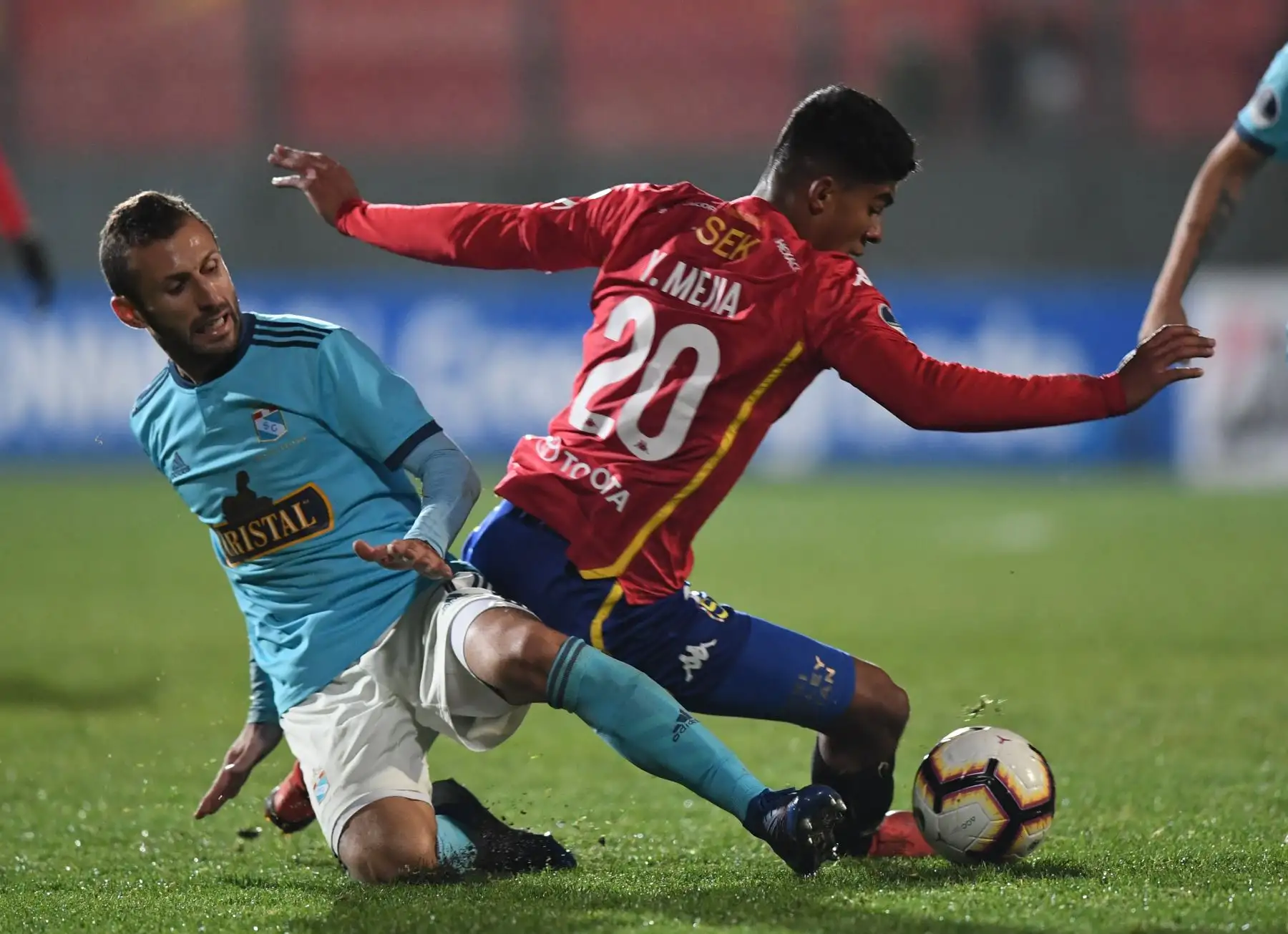 El futbolista argentino Sporting Cristal Horacio Calcaterra (L) y Union Española de Chile Jonathan Yulian Mejia compitieron por el balón durante su partido de fútbol de Copa Sudamericana.
Foto:AFP