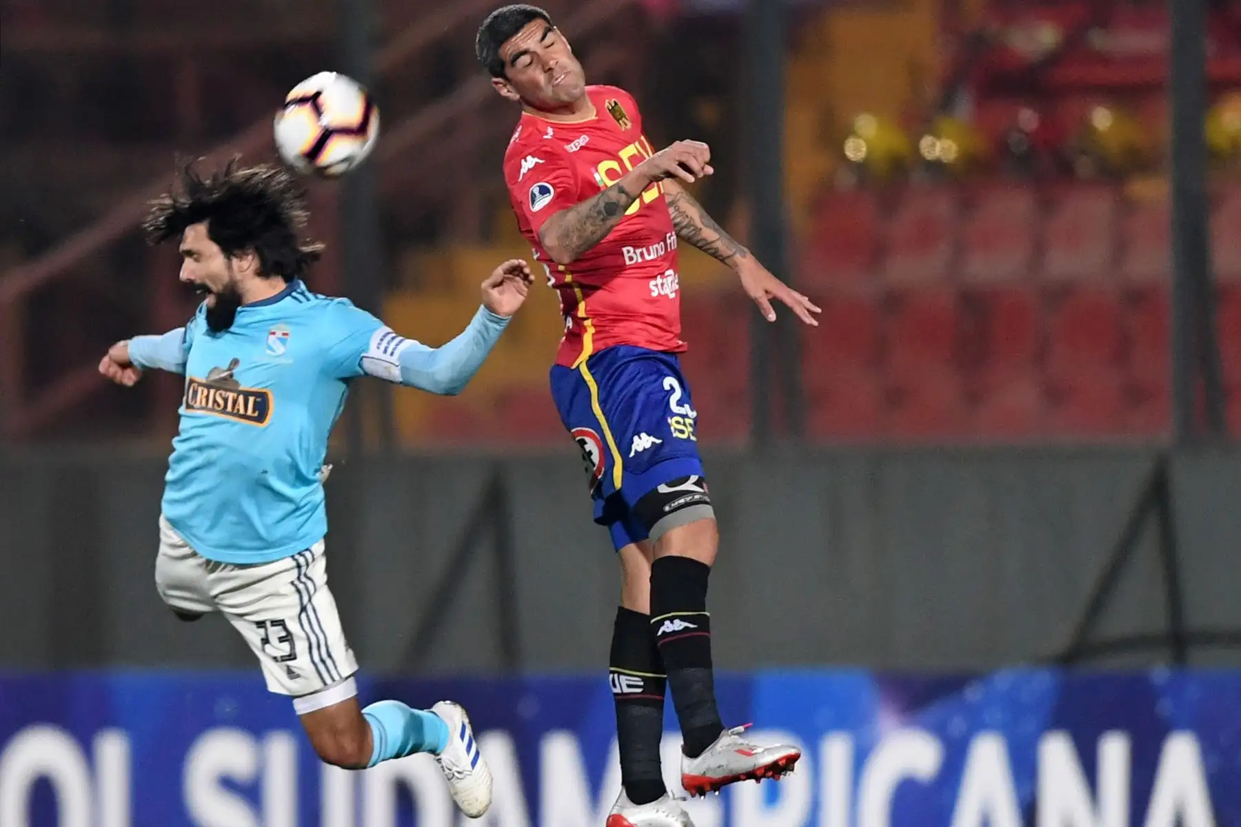 El futbolista de Sporting Cristal, Jorge Cazulo (L), compite por el balón con la Unión Española, Sebastián Varas, durante su partido de fútbol de Copa Sudamericana.
Foto:AFP
