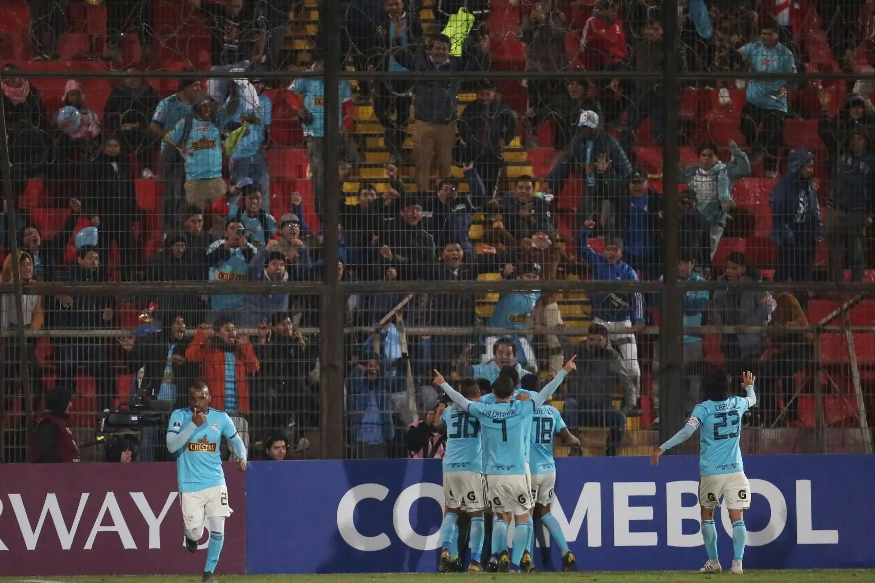 Jugadores de Sporting Cristal festejan su gol ante Unión Española durante un partido de fútbol de la Copa Sudamericana 2019.
Foto:EFE