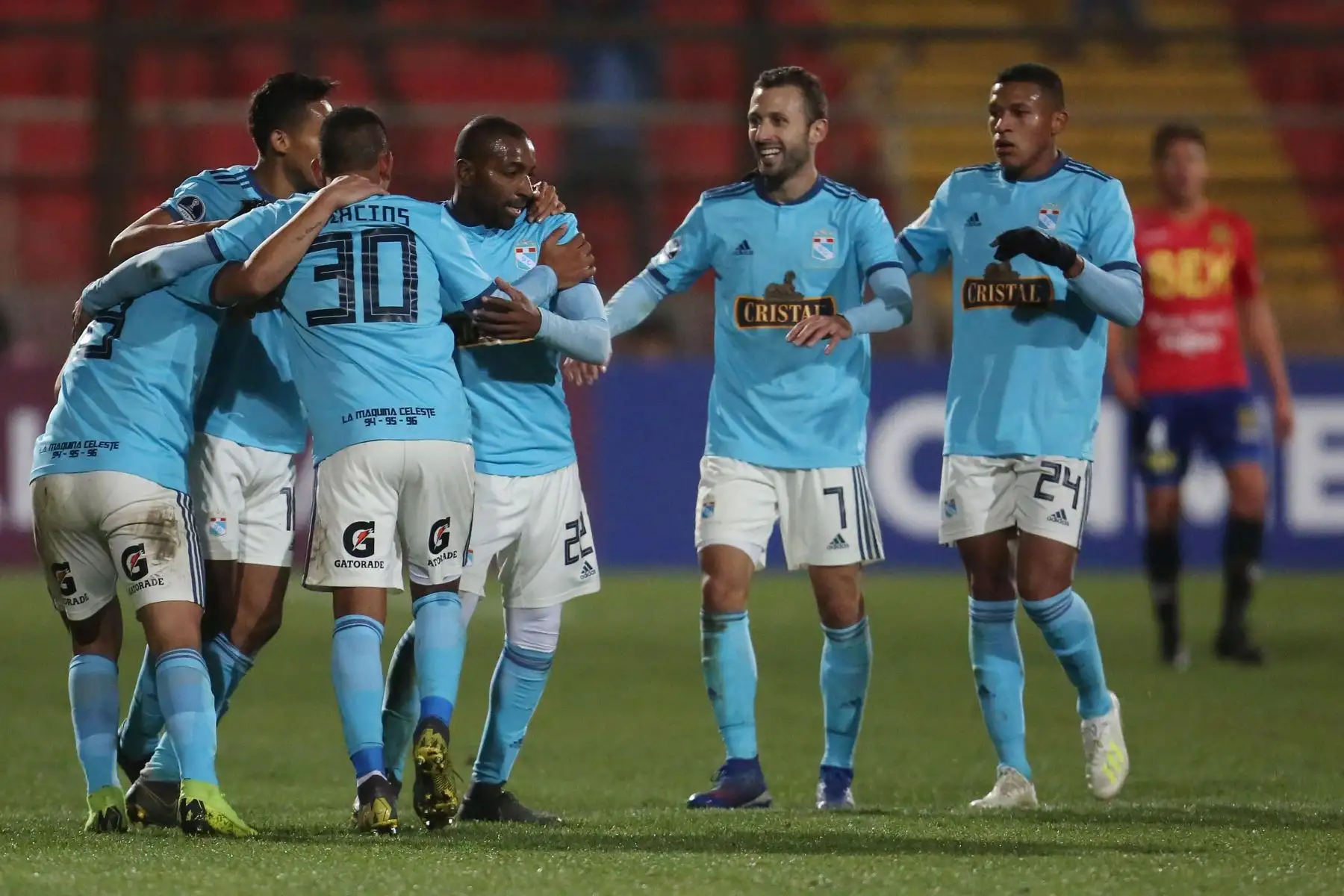 Jugadores de Sporting Cristal festejan tras vencer a Unión Española durante un partido de fútbol de la Copa Sudamericana 2019.
Foto.EFE