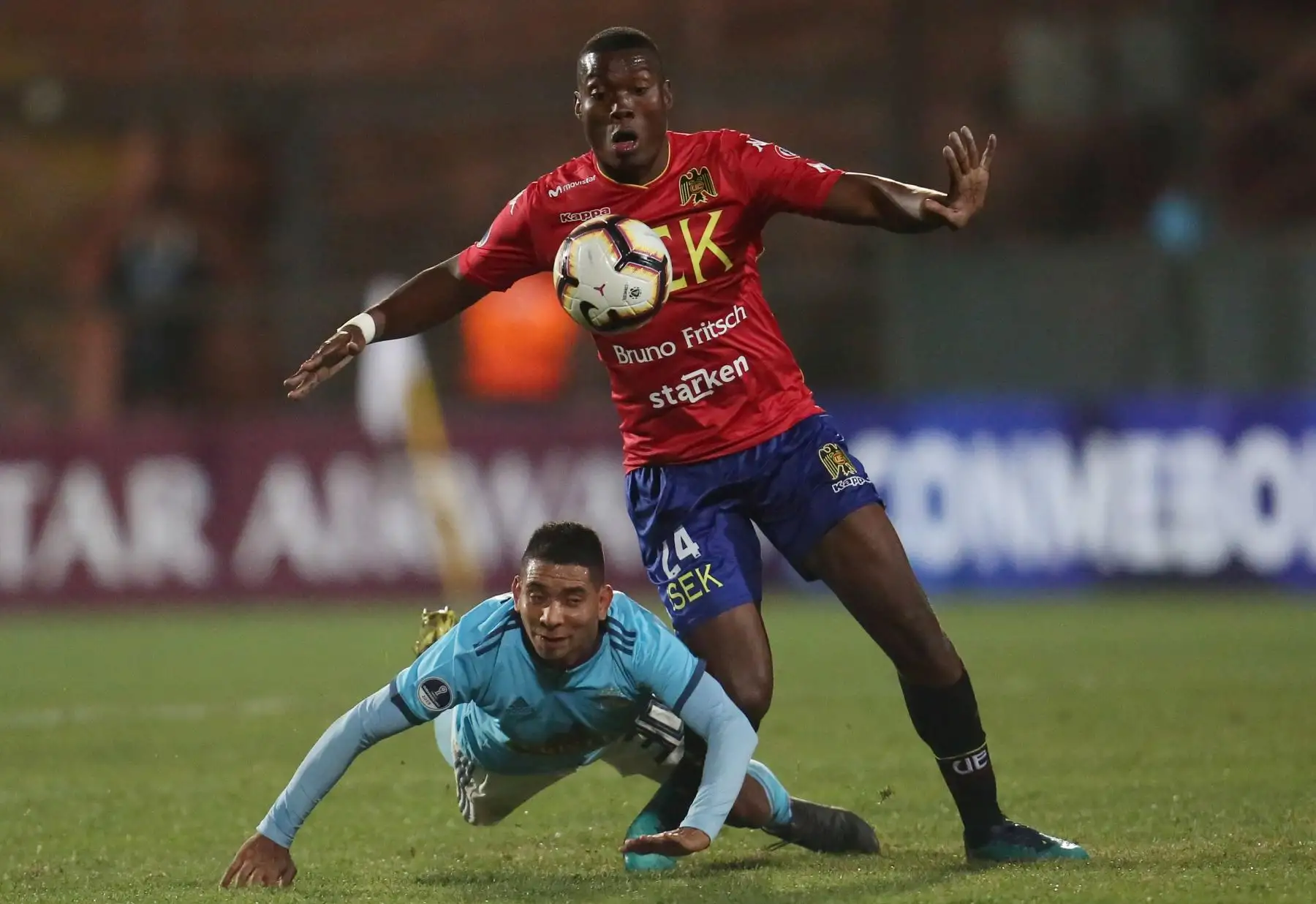 Exequiel Palomeque (d) de Unión Española disputa el balón con Cristian Palacios (i) de Sporting Cristal durante un partido de fútbol de la Copa Sudamericana 2019.
Foto:EFE