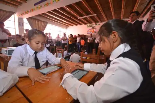 En algunas ciudades los alumnos realizan pasacalles como signo de la alegría por el retorno a clases luego de las vacaciones, destacó la ministra Miriam Ponce..ANDINA/Difusión
