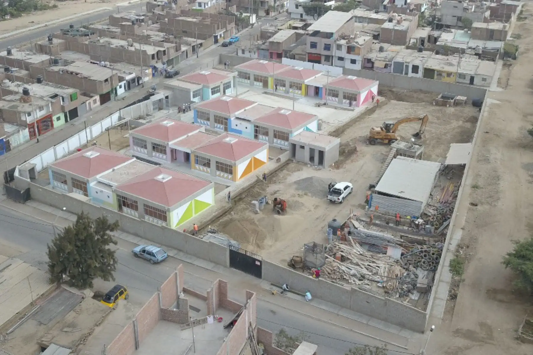Ahora los gobiernos regionales y municipalidades se encargarán de diversas obras de reconstrucción como los que se ejecutan en colegios. ANDINA/Difusión
