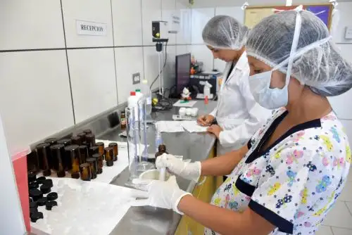 INSN de San Borja elabora cápsulas para niños con dosis exacta de medicación. Foto: ANDINA/Difusión.