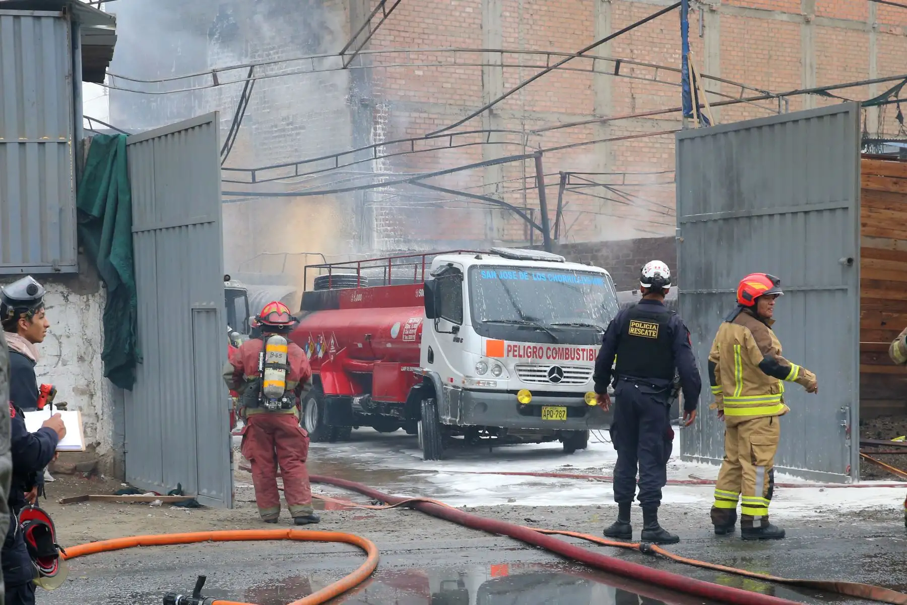 Incendio en un taller de conversión vehicular de gasolina a gas, en el distrito de San Martín de Porres, muy cerca de la frontera con el Callao. Foto: ANDINA/Vidal Tarqui