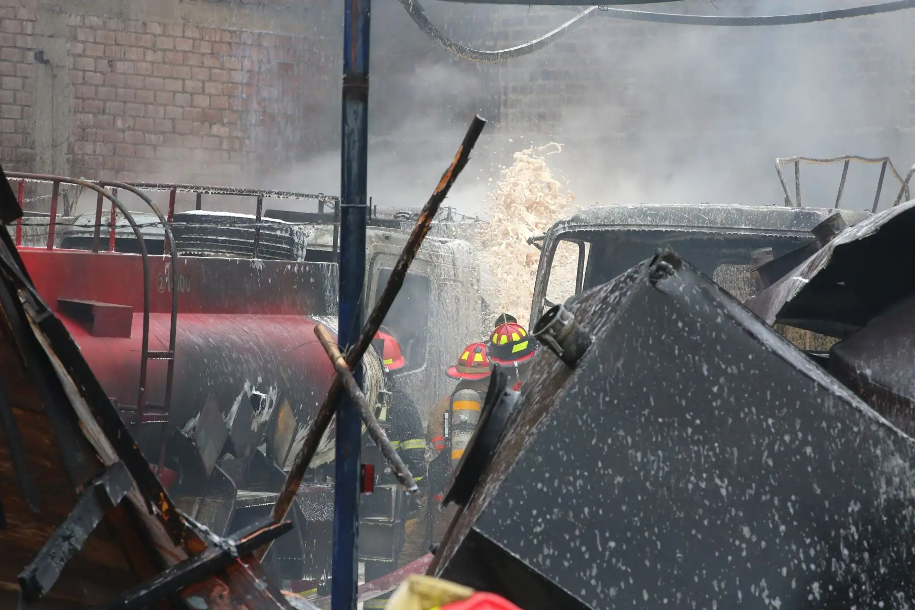 Incendio en un taller de conversión vehicular de gasolina a gas, en el distrito de San Martín de Porres, muy cerca de la frontera con el Callao. Foto: ANDINA/Vidal Tarqui