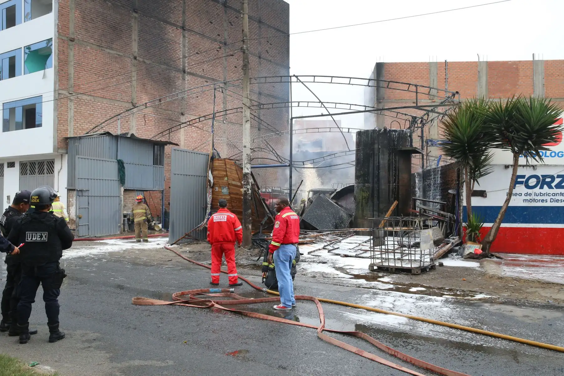 Incendio en un taller de conversión vehicular de gasolina a gas, en el distrito de San Martín de Porres, muy cerca de la frontera con el Callao. Foto: ANDINA/Vidal Tarqui