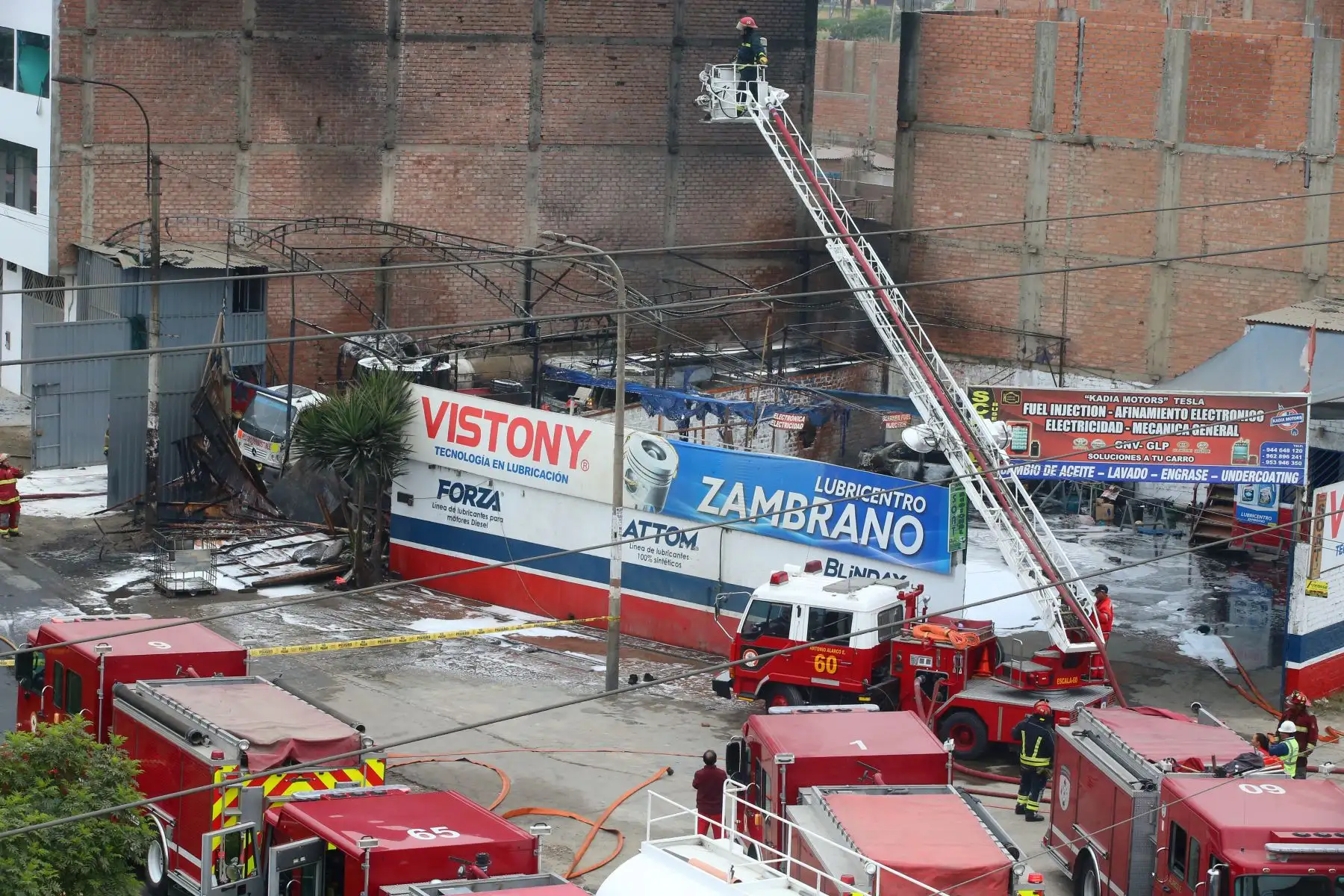Incendio en taller de conversión vehicular de gasolina a gas, en el distrito de San Martín de Porres, muy cerca de la frontera con el Callao. Foto: ANDINA/Vidal Tarqui