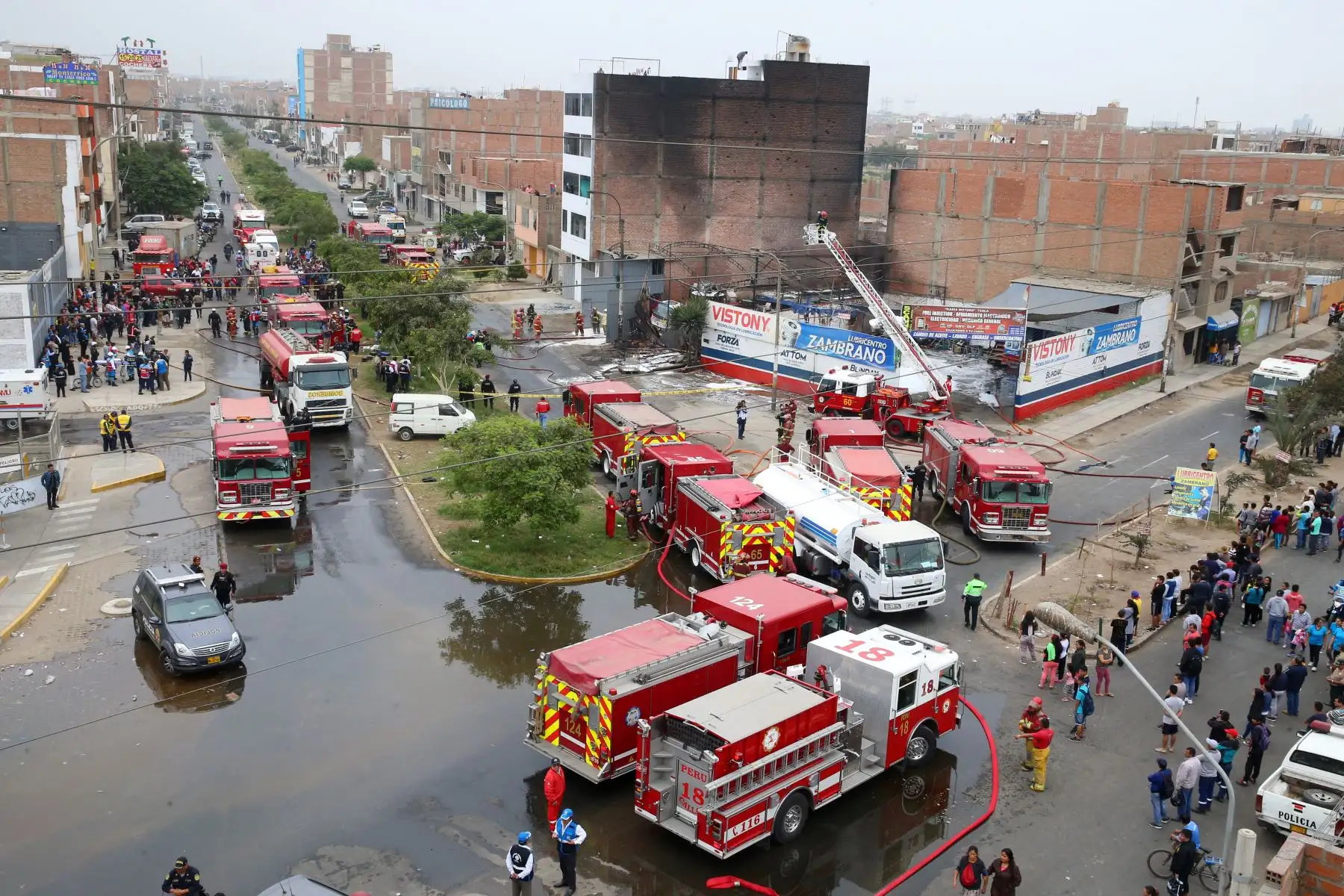 Incendio en taller de conversión vehicular de gasolina a gas, en el distrito de San Martín de Porres, muy cerca de la frontera con el Callao. Foto: ANDINA/Vidal Tarqui