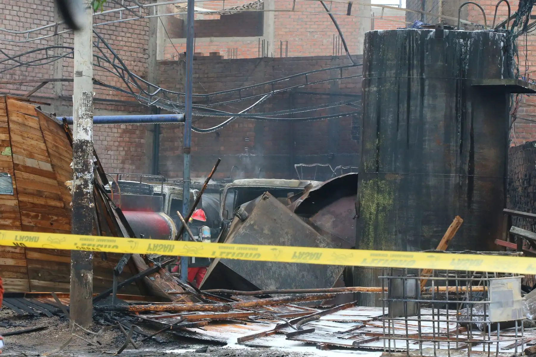Incendio en taller de conversión vehicular de gasolina a gas, en el distrito de San Martín de Porres, muy cerca de la frontera con el Callao. Foto: ANDINA/Vidal Tarqui