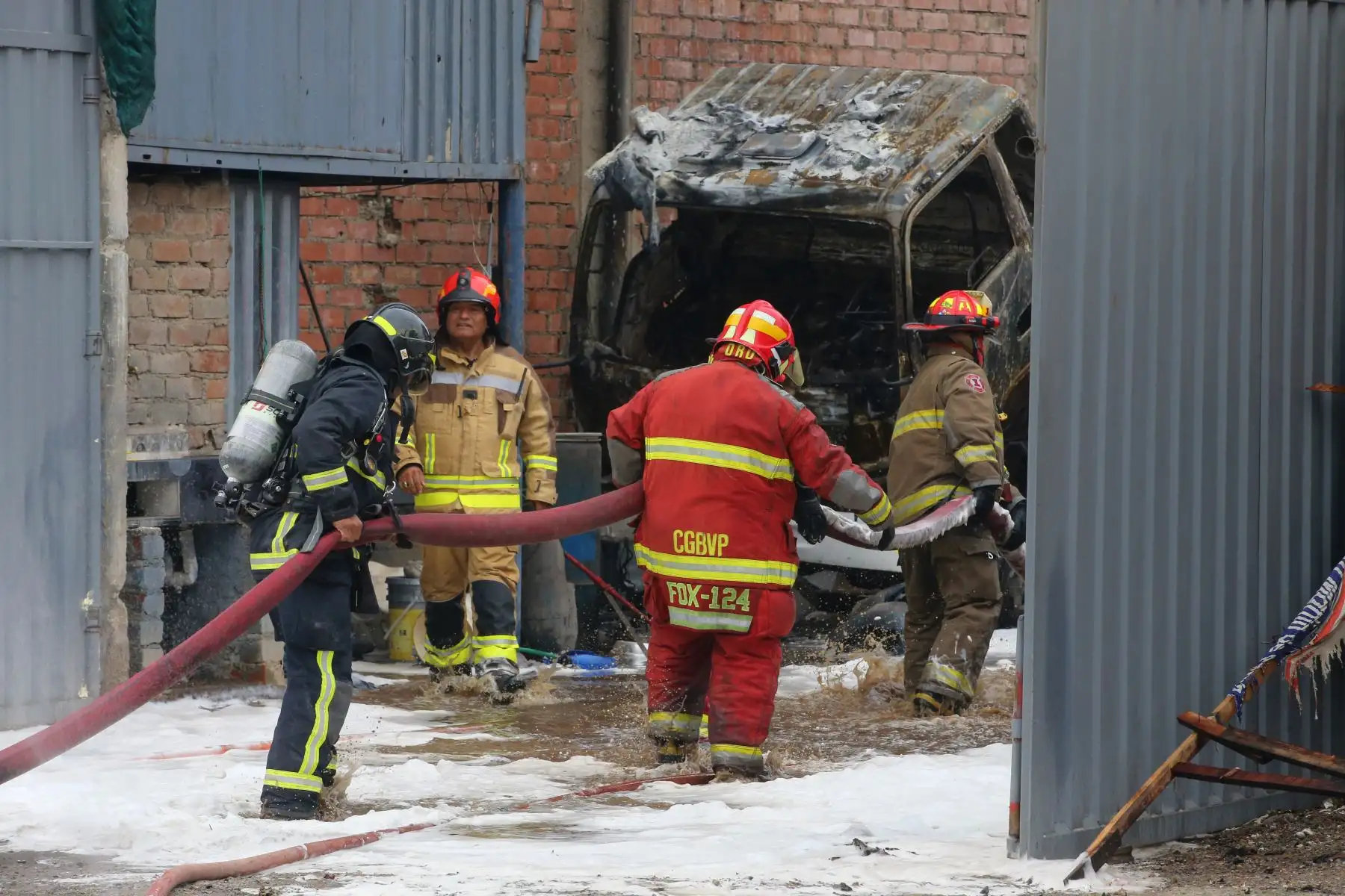 Incendio en taller de conversión vehicular de gasolina a gas, en el distrito de San Martín de Porres, muy cerca de la frontera con el Callao. Foto: ANDINA/Vidal Tarqui