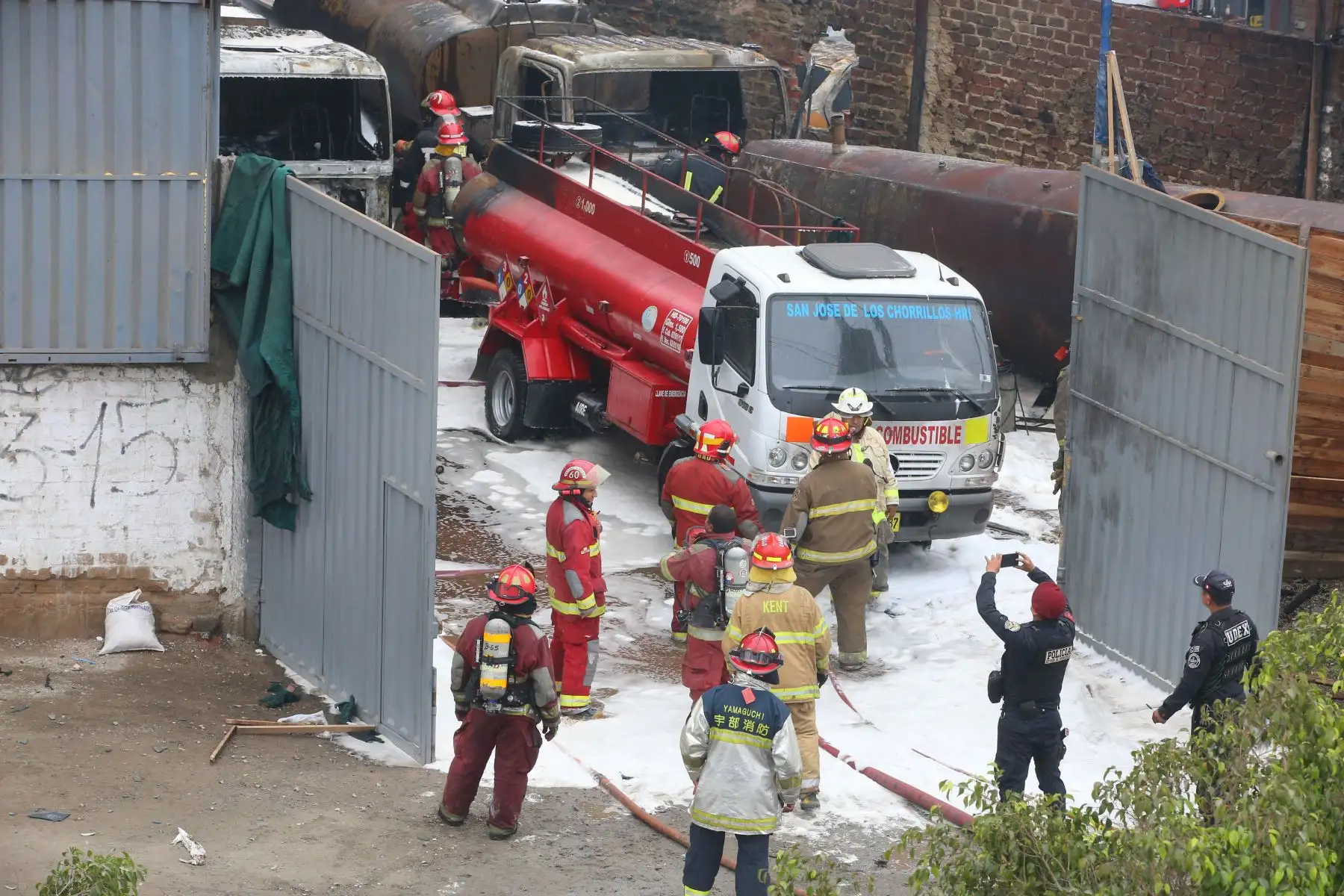 Incendio en taller de conversión vehicular de gasolina a gas, en el distrito de San Martín de Porres, muy cerca de la frontera con el Callao. Foto: ANDINA/Vidal Tarqui