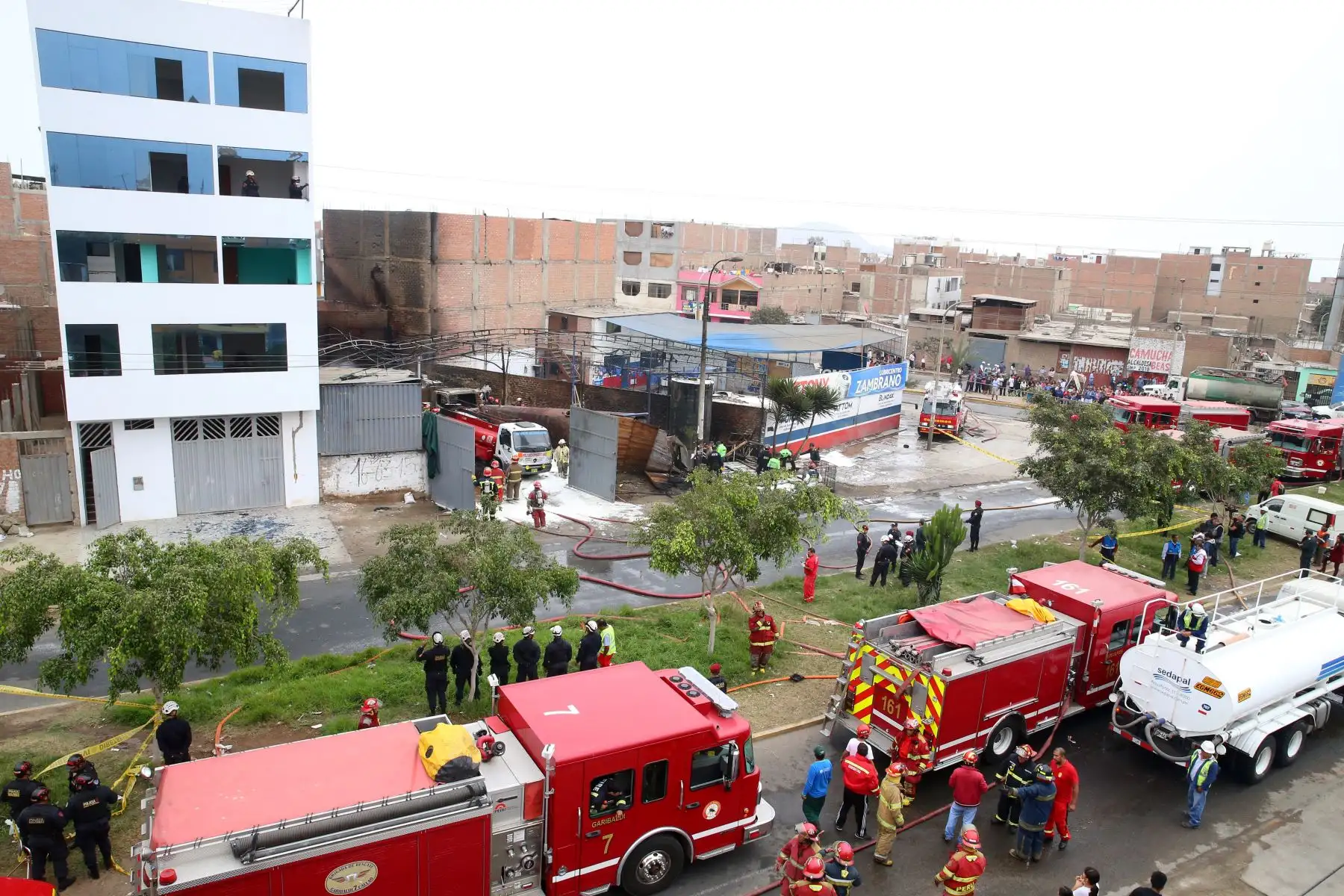 Incendio en taller de conversión vehicular de gasolina a gas, en el distrito de San Martín de Porres, muy cerca de la frontera con el Callao. Foto: ANDINA/Vidal Tarqui