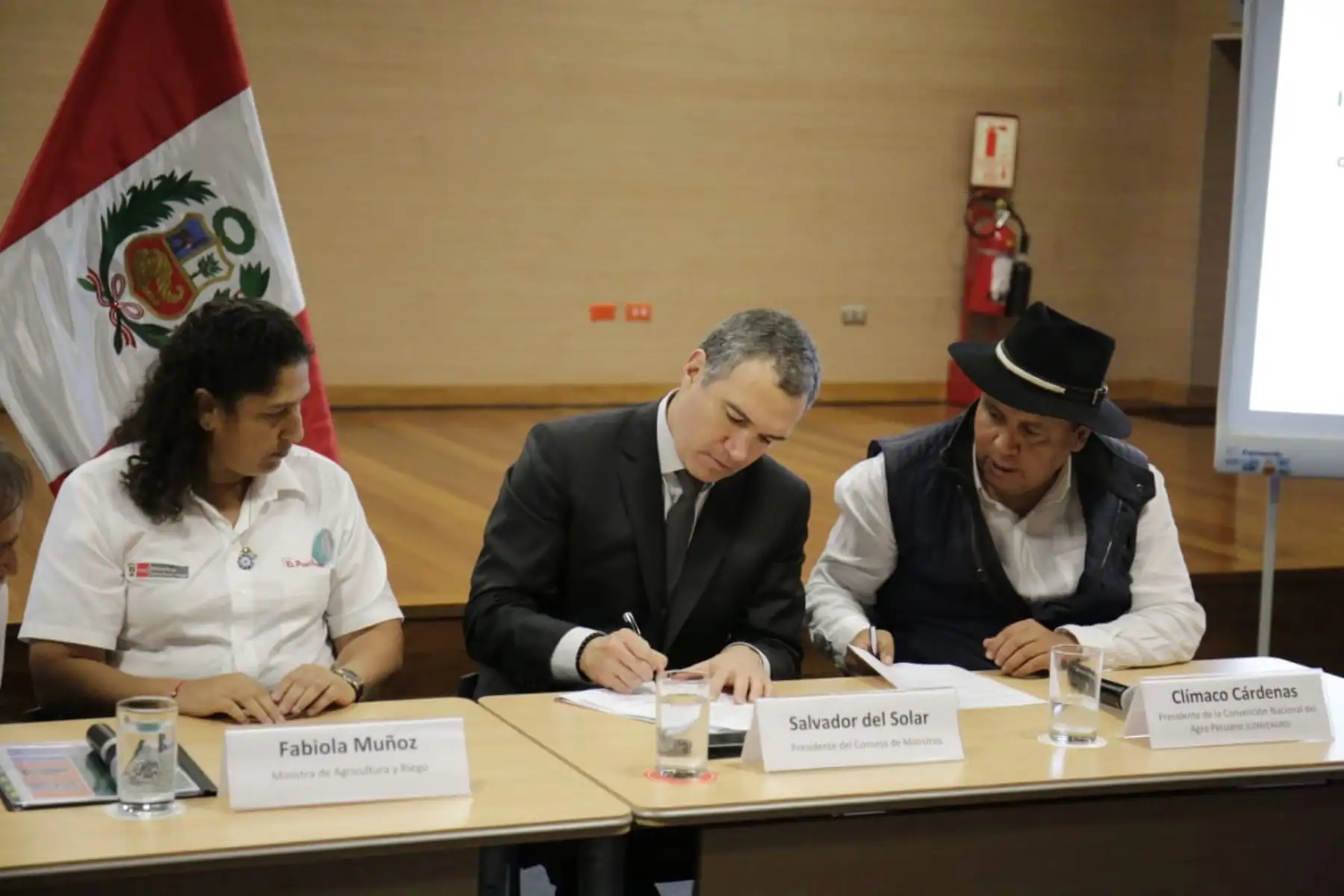 Presidente del Consejo de Ministros, Salvador del  Solar  presidió la instalación y firma del Acta de la "Mesa de Diálogo Multisectorial para el Análisis e Identificación de Alternativas de Solución a la Problemática del Sector Agrario".
Fotos: Andina/ PCM