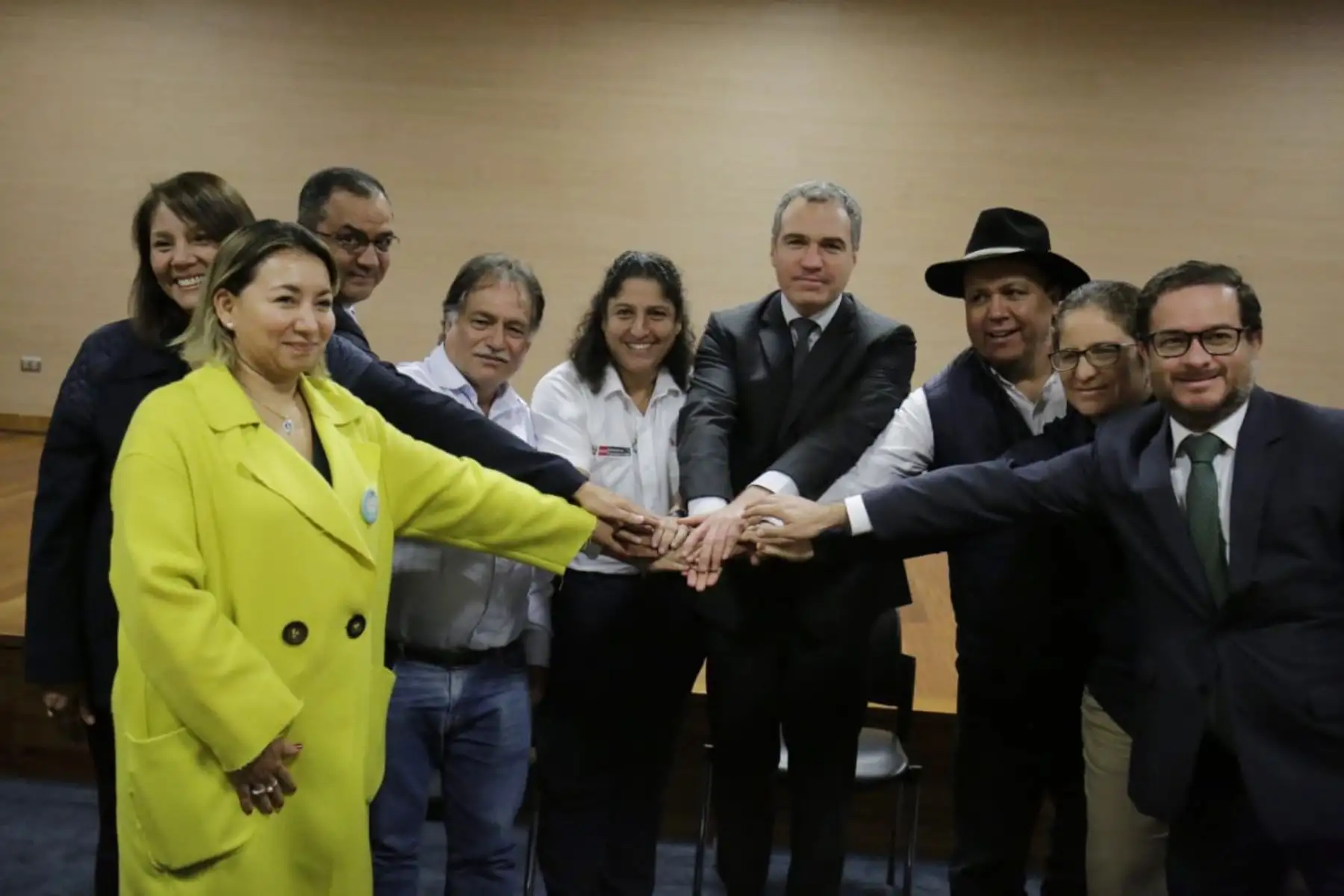 Presidente del Consejo de Ministros, Salvador del  Solar  presidió la instalación y firma del Acta de la "Mesa de Diálogo Multisectorial para el Análisis e Identificación de Alternativas de Solución a la Problemática del Sector Agrario".
Participan también los titulares de Agricultura y Riego, 
Fabiola Muñoz, del Minam,Lucía Ruíz, 
;de 
MINCETUR
, Édgar Vásquez; de MIDIS
, Paola Bustamante, y de 
PRODUCCION
, Rocío Barrios.
 Foto:Andina/ PCM