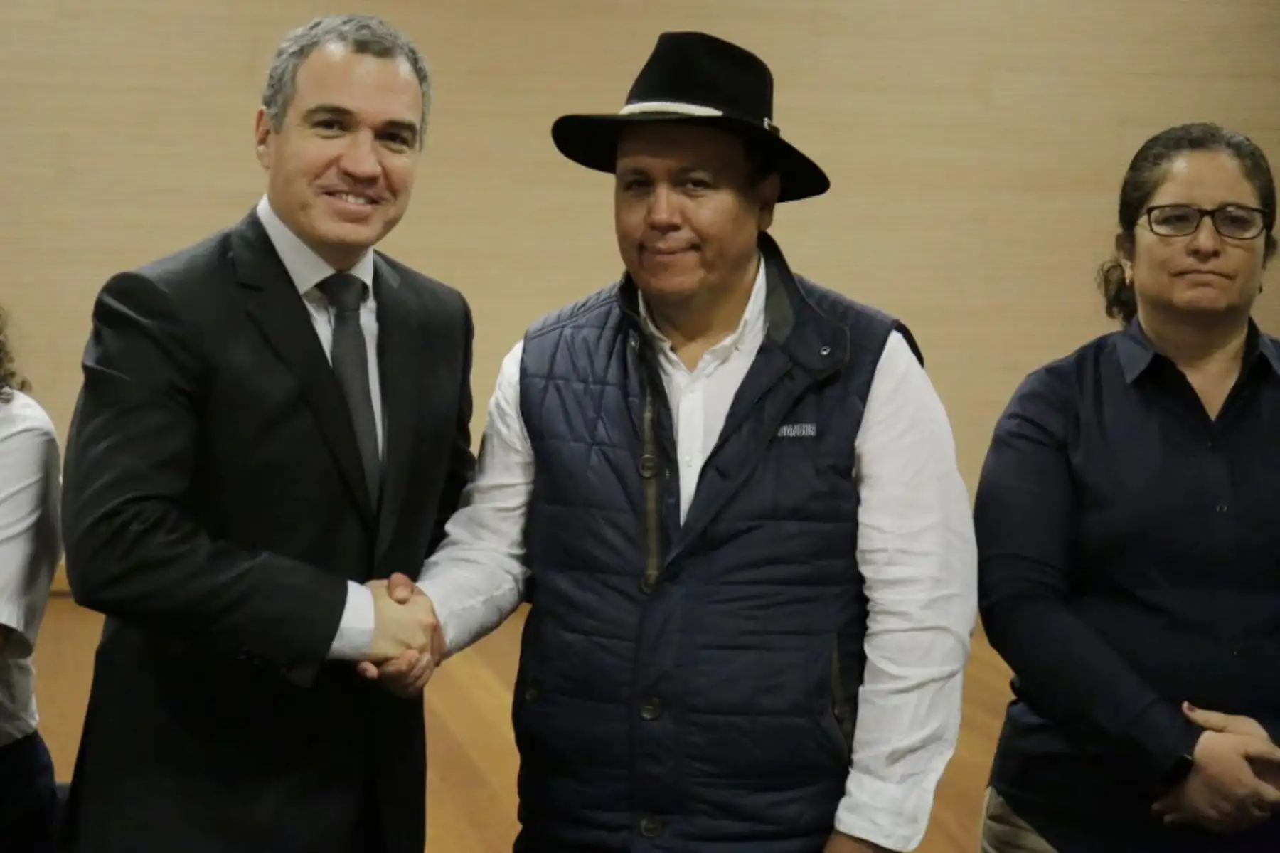 Presidente del Consejo de Ministros, Salvador del  Solar  presidió la instalación y firma del Acta de la "Mesa de Diálogo Multisectorial para el Análisis e Identificación de Alternativas de Solución a la Problemática del Sector Agrario".
Fotos: Andina/ PCM