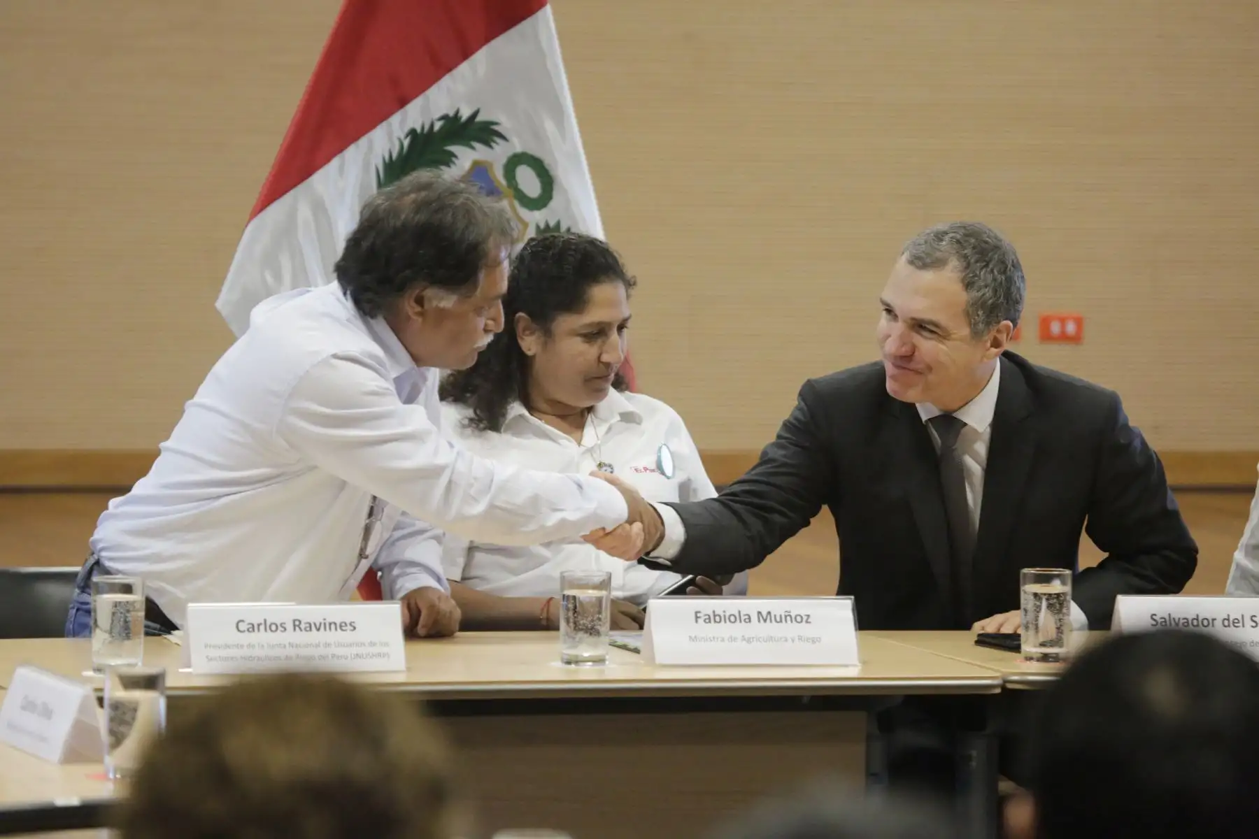 Presidente del Consejo de Ministros, Salvador del Solar  y el Presidente de la Junta Nacional de Usuarios de los Distritos de Riego del Perú (JNUDRP), Carlos Ravines Oblitas, participaron en la instalación y firma del Acta de la "Mesa de Diálogo Multisectorial para el Análisis e Identificación de Alternativas de Solución a la Problemática del Sector Agrario". 
Fotos: Andina/ PCM