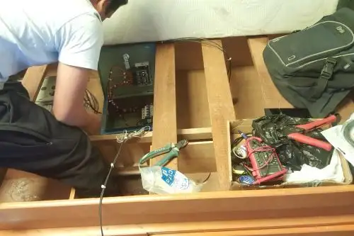 Inventan cama que usa energía solar para dar abrigo en tiempo de heladas y evitar enfermedades respiratorias.