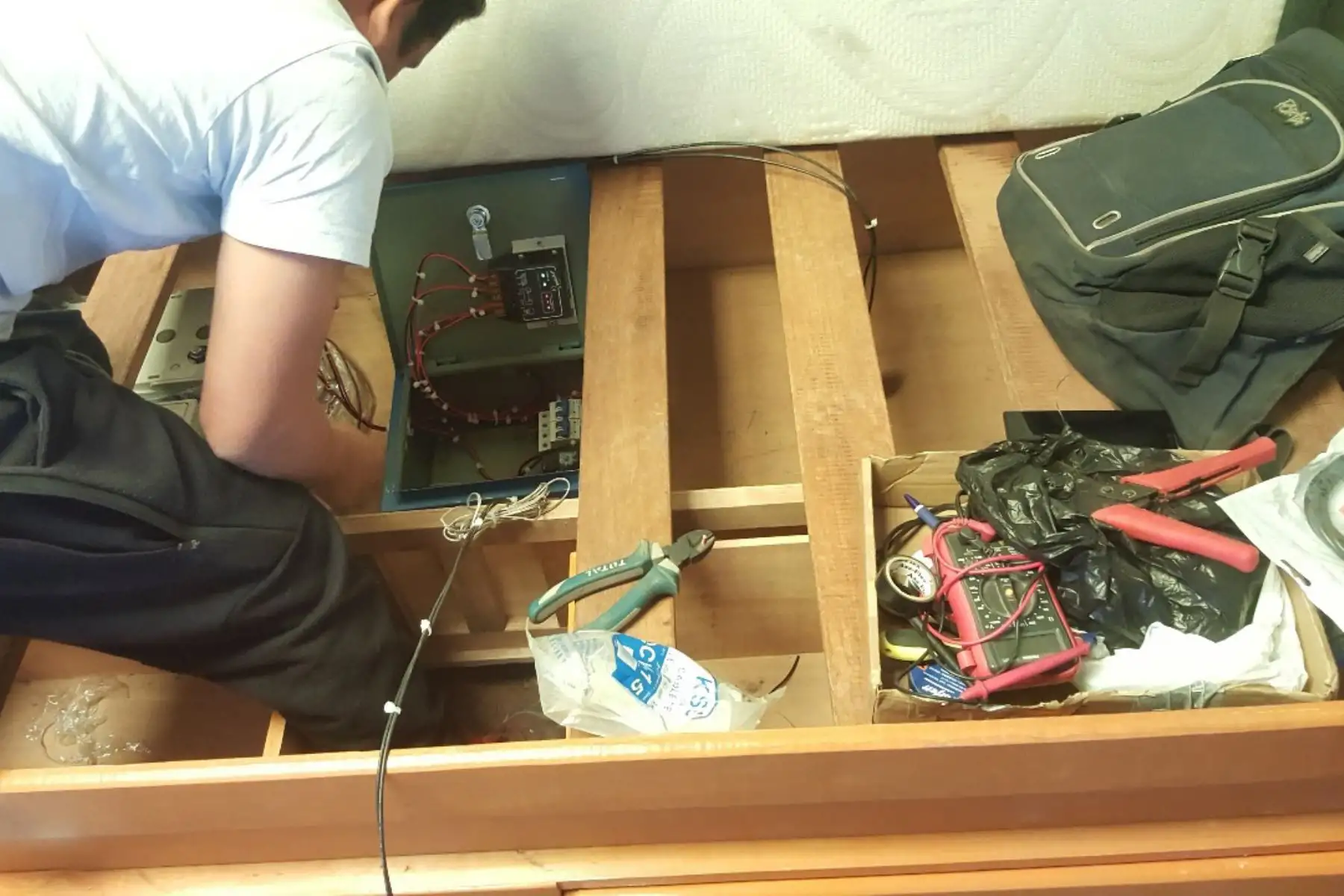 Inventan cama que usa energía solar para dar abrigo en tiempo de heladas y evitar enfermedades respiratorias.