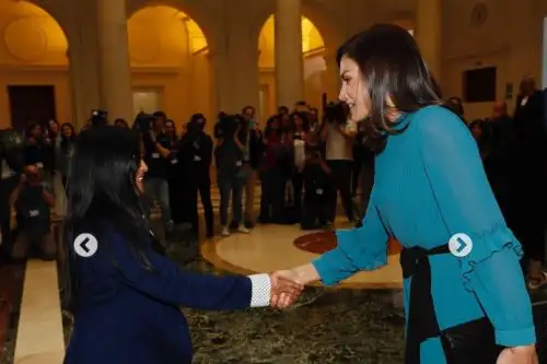 Emprendedora peruana Guisela Martínez saluda a la reina Letizia de España, luego de participar en un conversatorio sobre el empoderamiento femenino. Foto: Casa del rey de España.