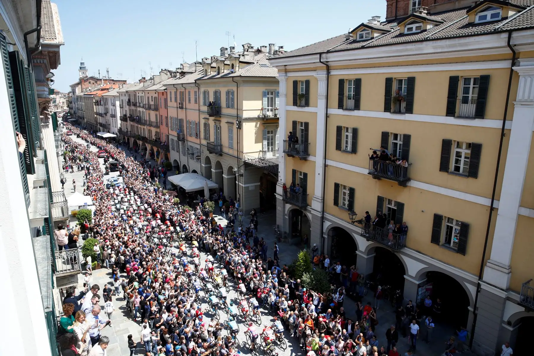 Ciclistas suben la muralla de San Mauricio en la ciudad de Pinerolo durante la etapa doce del 102º Giro de Italia de 158 km desde Cuneo hasta Pinerolo. Foto: AFP