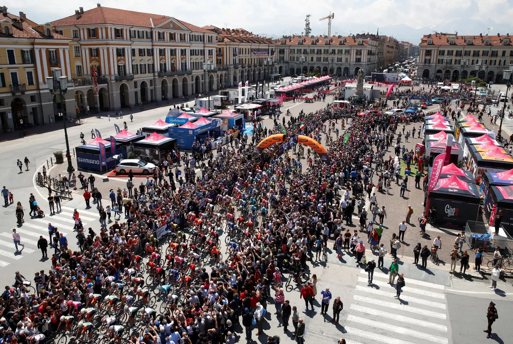 Ciclistas suben la muralla de San Mauricio en la ciudad de Pinerolo durante la etapa doce del 102º Giro de Italia de 158 km desde Cuneo hasta Pinerolo. Foto: AFP
