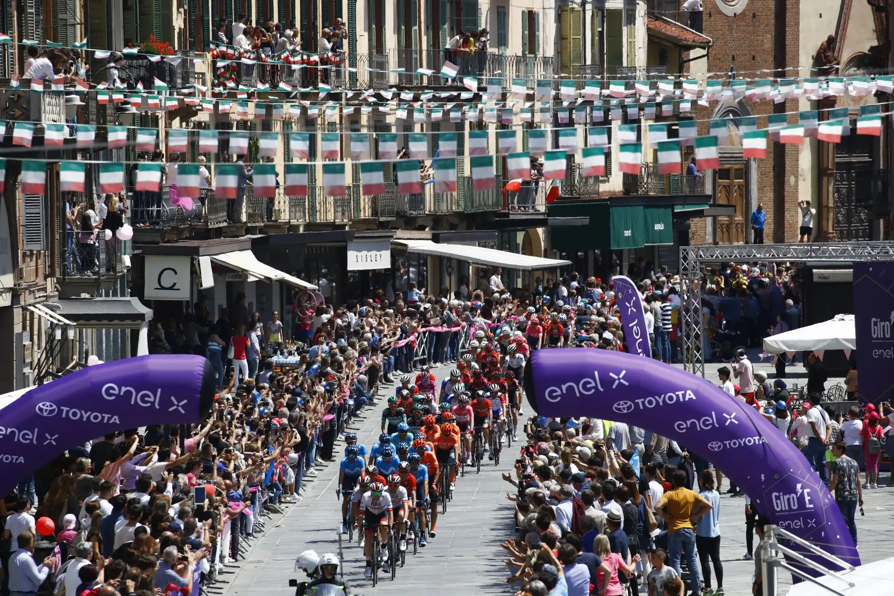 Ciclistas suben la muralla de San Mauricio en la ciudad de Pinerolo durante la etapa doce del 102º Giro de Italia de 158 km desde Cuneo hasta Pinerolo. Foto: AFP