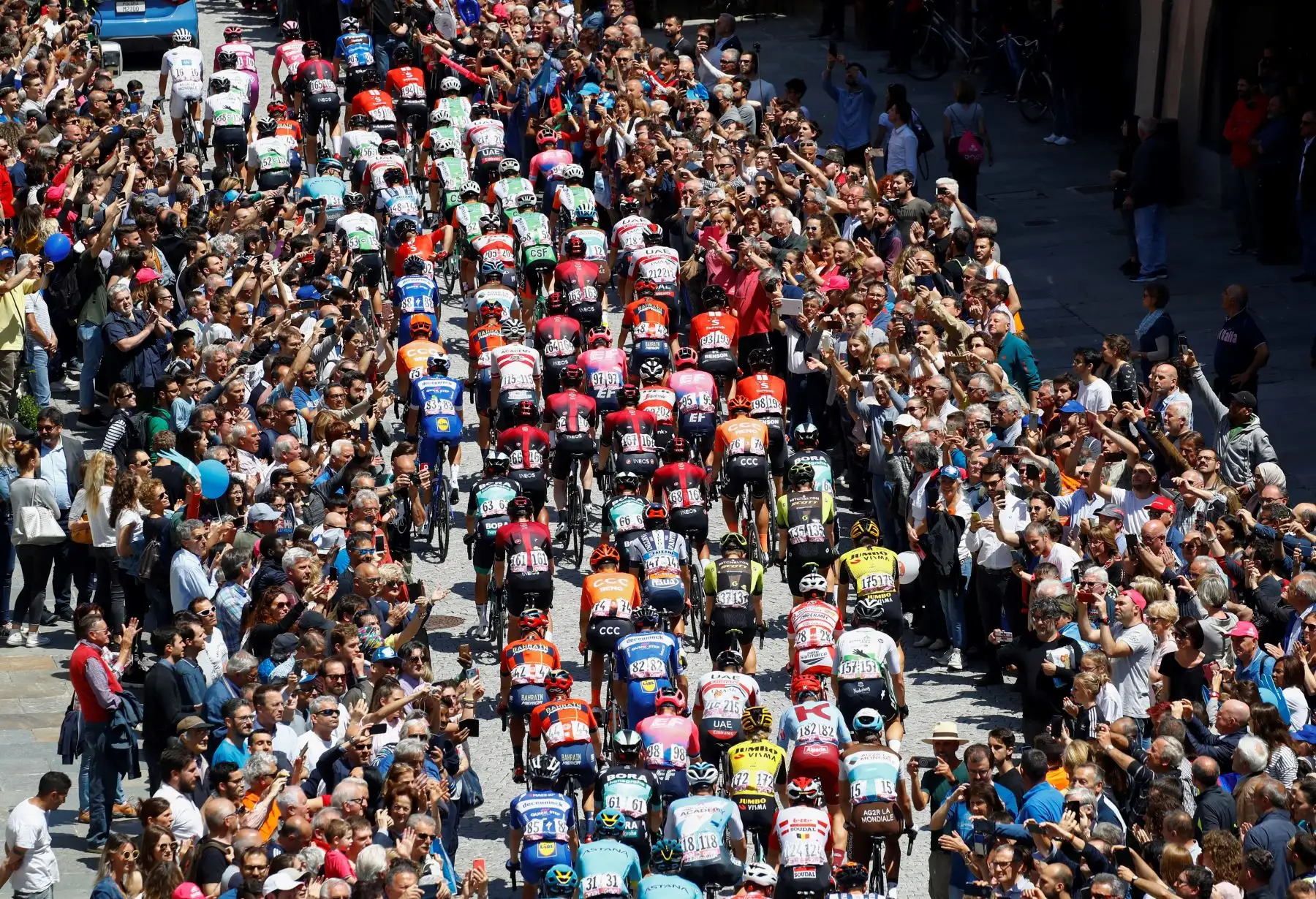 Ciclistas suben la muralla de San Mauricio en la ciudad de Pinerolo durante la etapa doce del 102º Giro de Italia de 158 km desde Cuneo hasta Pinerolo. Foto: AFP