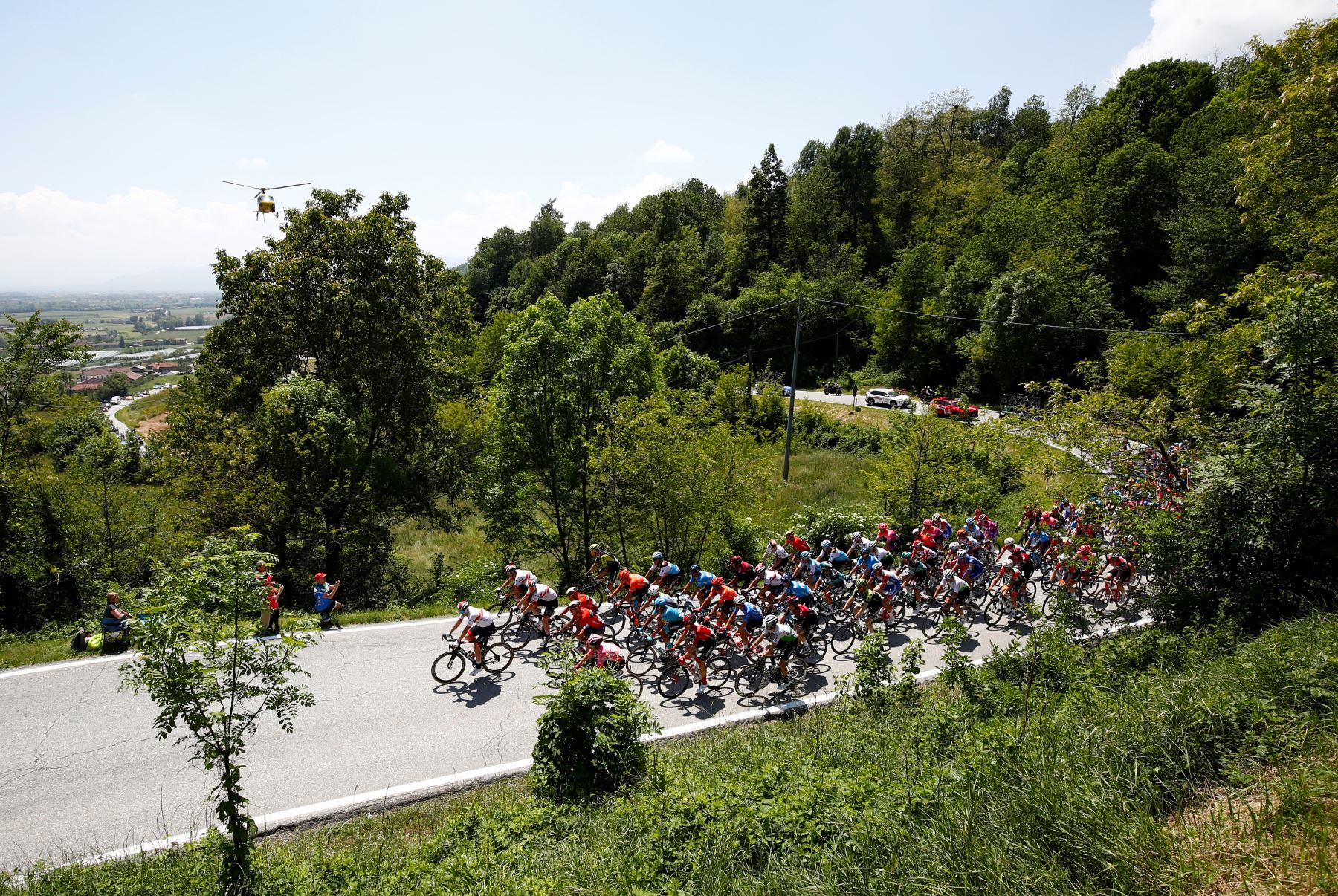 Ciclistas suben la muralla de San Mauricio en la ciudad de Pinerolo durante la etapa doce del 102º Giro de Italia de 158 km desde Cuneo hasta Pinerolo. Foto: AFP