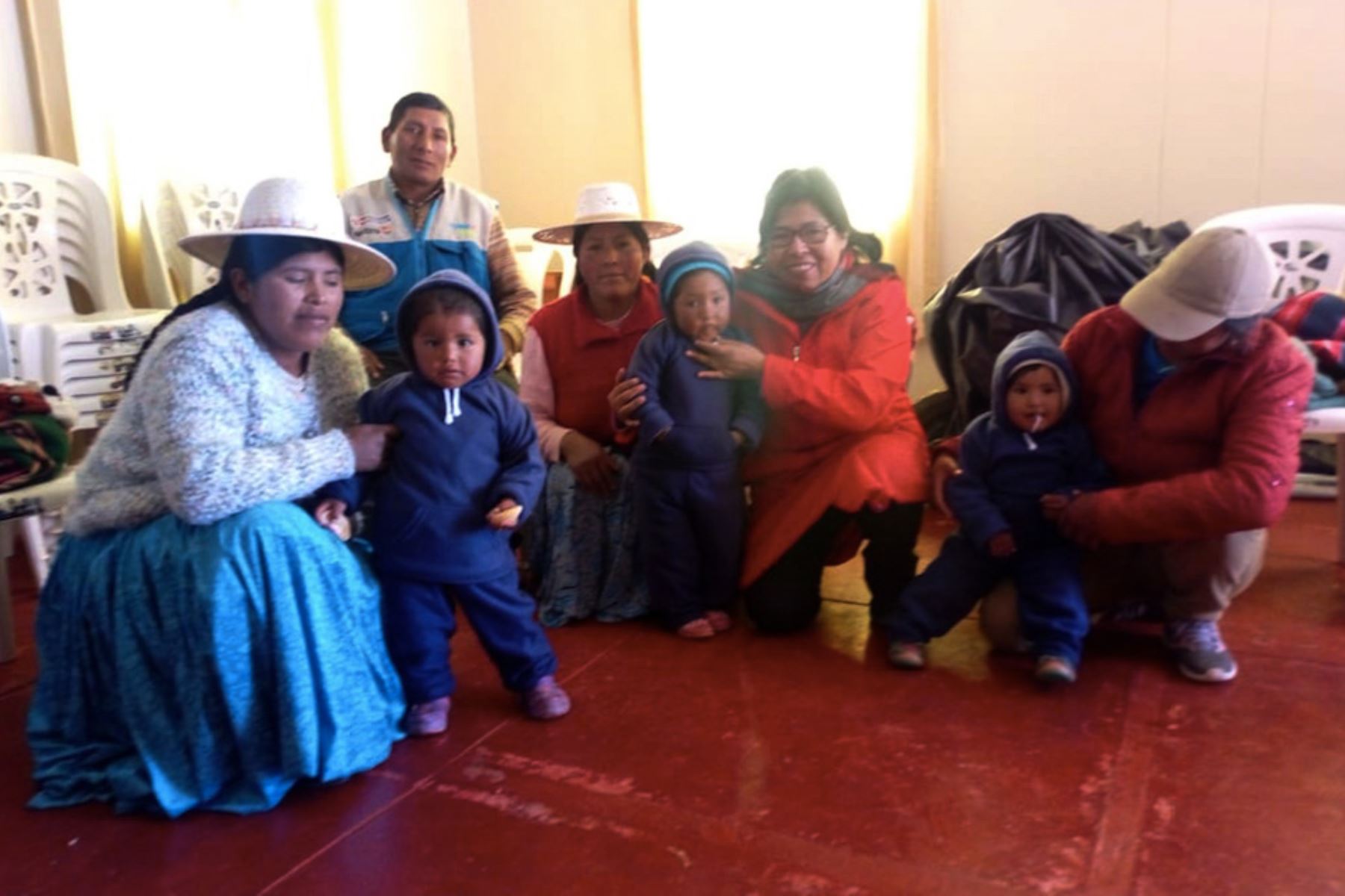 Cuna Más distribuye cerca de 11,000 kits de abrigo en Puno.