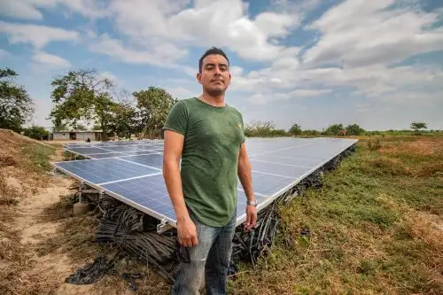 Conoce a Antony Villegas, el becario que busca potenciar la agricultura de Olmos, en Lambayeque, utilizando la energía que brindan los paneles solares. ANDINA/Difusión