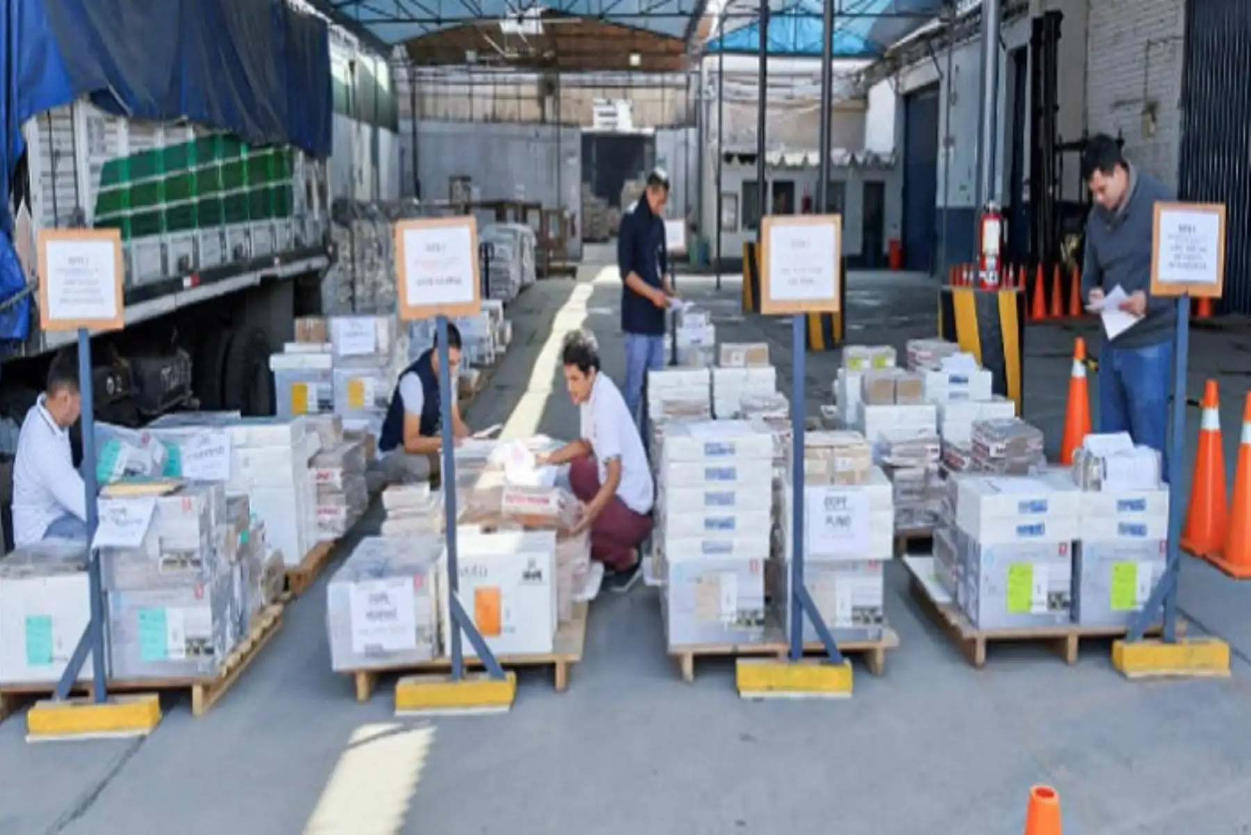 La Oficina Nacional de Procesos Electorales (ONPE) distribuyó el material de capacitación que servirá para orientar a los pobladores de los 12 distritos que participarán en las Elecciones Municipales Complementarias (EMC) del próximo 7 de julio.