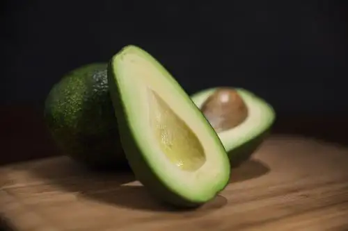 Entre los principales nutrientes de la palta destacan las vitaminas D y E, así como ácido oleico, carotenoides, polifenoles y luteína, compuestos asociados a una fuerte actividad antioxidante que combate la acción de los radicales libres que afectan a las células del organismo y favorecen la aparición de enfermedades. ANDINA/Difusión
