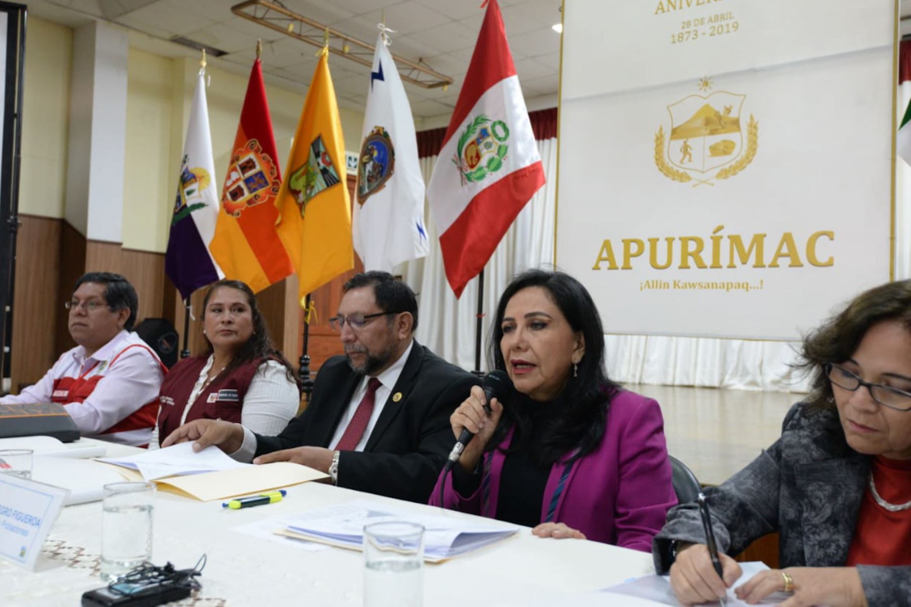 La ministra de la Mujer y Poblaciones Vulnerables, Gloria Montenegro, se reúne con el gobernador regional de Apurímac, Baltazar Lantarón, y alcaldes.