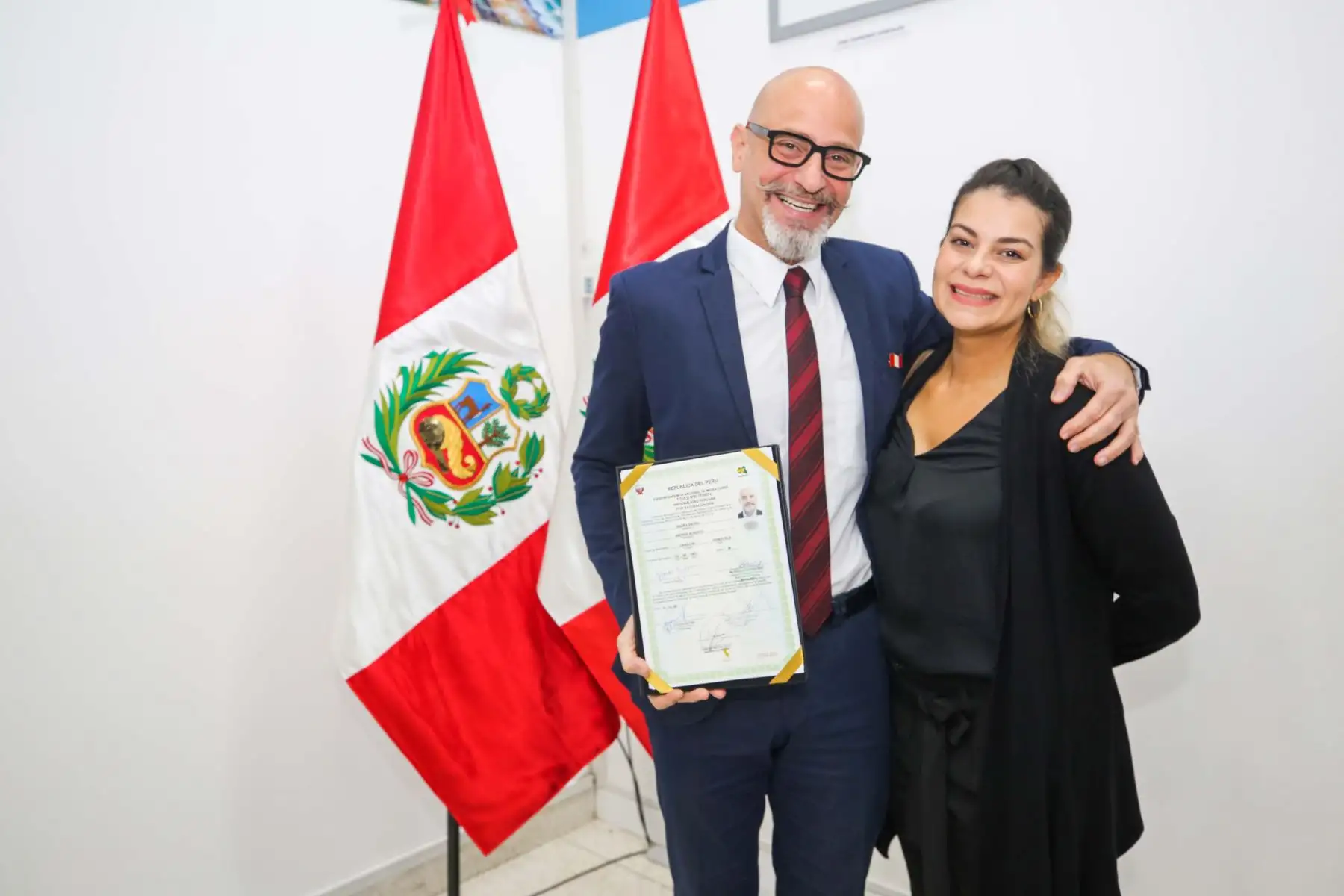 Un grupo de diecinueve ciudadanos nacidos en el extranjero, recibieron este jueves 23 de mayo su Título de Nacionalidad Peruana, en una emotiva ceremonia que se realizó en la sede de la Superintendencia Nacional de Migraciones.Foto: ANDINA/Difusión Un grupo de diecinueve ciudadanos nacidos en el extranjero, recibieron este jueves 23 de mayo su Título de Nacionalidad Peruana, en una emotiva ceremonia que se realizó en la sede de la Superintendencia Nacional de Migraciones.Foto: ANDINA/Difusión