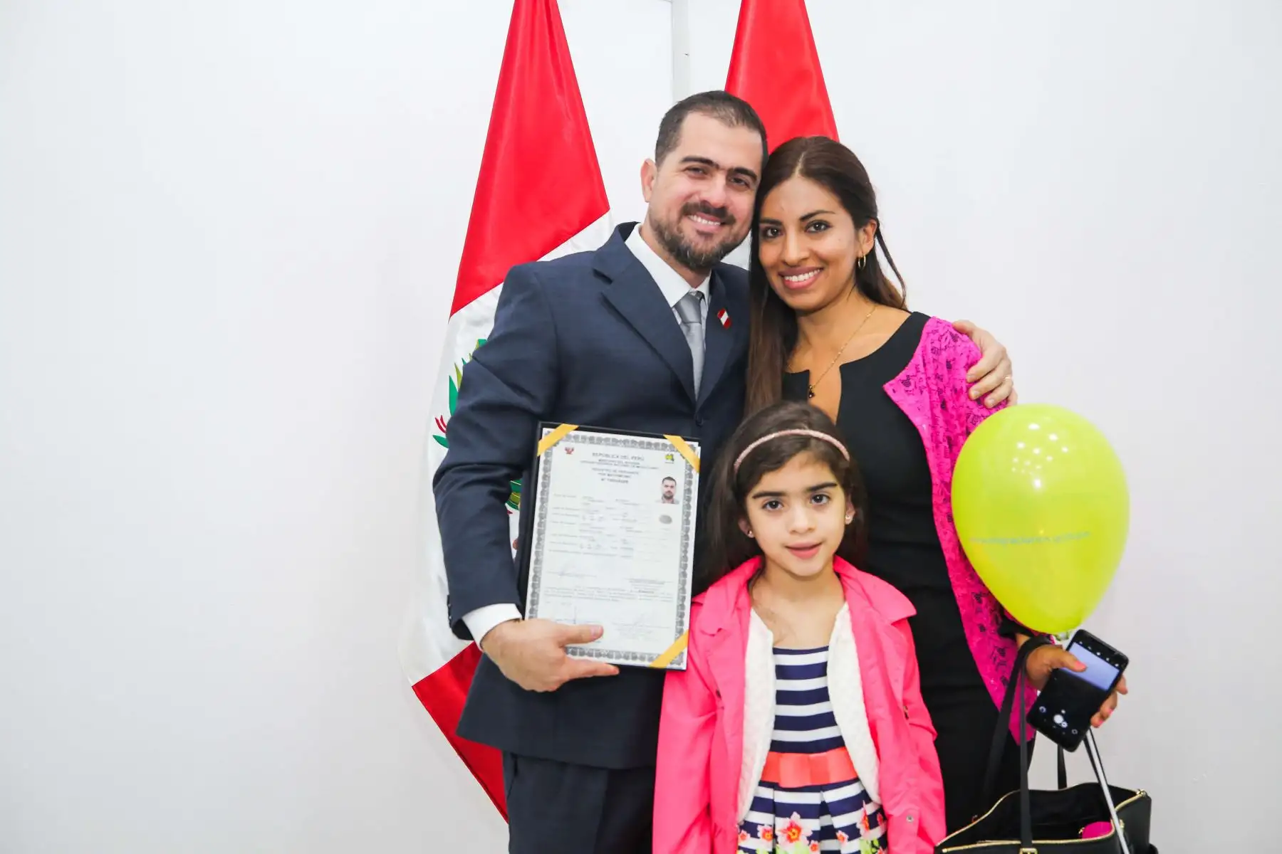 Un grupo de diecinueve ciudadanos nacidos en el extranjero, recibieron este jueves 23 de mayo su Título de Nacionalidad Peruana, en una emotiva ceremonia que se realizó en la sede de la Superintendencia Nacional de Migraciones.Foto: ANDINA/Difusión Un grupo de diecinueve ciudadanos nacidos en el extranjero, recibieron este jueves 23 de mayo su Título de Nacionalidad Peruana, en una emotiva ceremonia que se realizó en la sede de la Superintendencia Nacional de Migraciones.Foto: ANDINA/Difusión