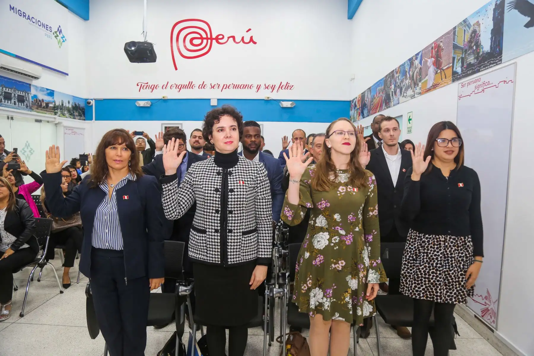 Un grupo de diecinueve ciudadanos nacidos en el extranjero, recibieron este jueves 23 de mayo su Título de Nacionalidad Peruana, en una emotiva ceremonia que se realizó en la sede de la Superintendencia Nacional de Migraciones.Foto: ANDINA/Difusión Un grupo de diecinueve ciudadanos nacidos en el extranjero, recibieron este jueves 23 de mayo su Título de Nacionalidad Peruana, en una emotiva ceremonia que se realizó en la sede de la Superintendencia Nacional de Migraciones.Foto: ANDINA/Difusión
