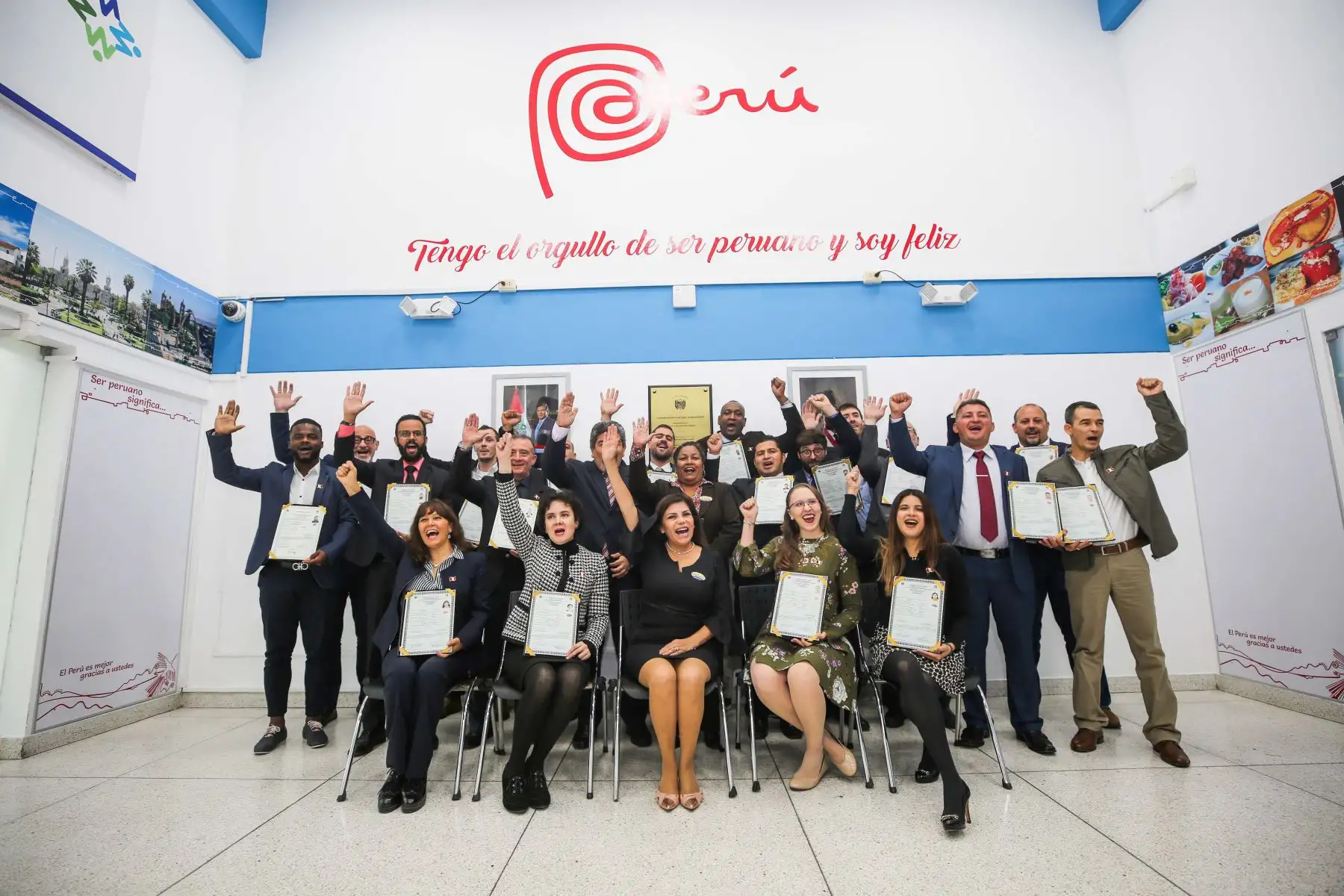 Un grupo de diecinueve ciudadanos nacidos en el extranjero, entre los que se encuentra el jugador de fútbol profesional de origen colombiano Johnnier Montaño Caicedo, recibió este jueves 23 de mayo su Título de Nacionalidad Peruana, en una emotiva ceremonia que se realizó en la sede de la Superintendencia Nacional de Migraciones.Foto: ANDINA/Difusión Un grupo de diecinueve ciudadanos nacidos en el extranjero, entre los que se encuentra el jugador de fútbol profesional de origen colombiano Johnnier Montaño Caicedo, recibió este jueves 23 de mayo su Título de Nacionalidad Peruana, en una emotiva ceremonia que se realizó en la sede de la Superintendencia Nacional de Migraciones.Foto: ANDINA/Difusión