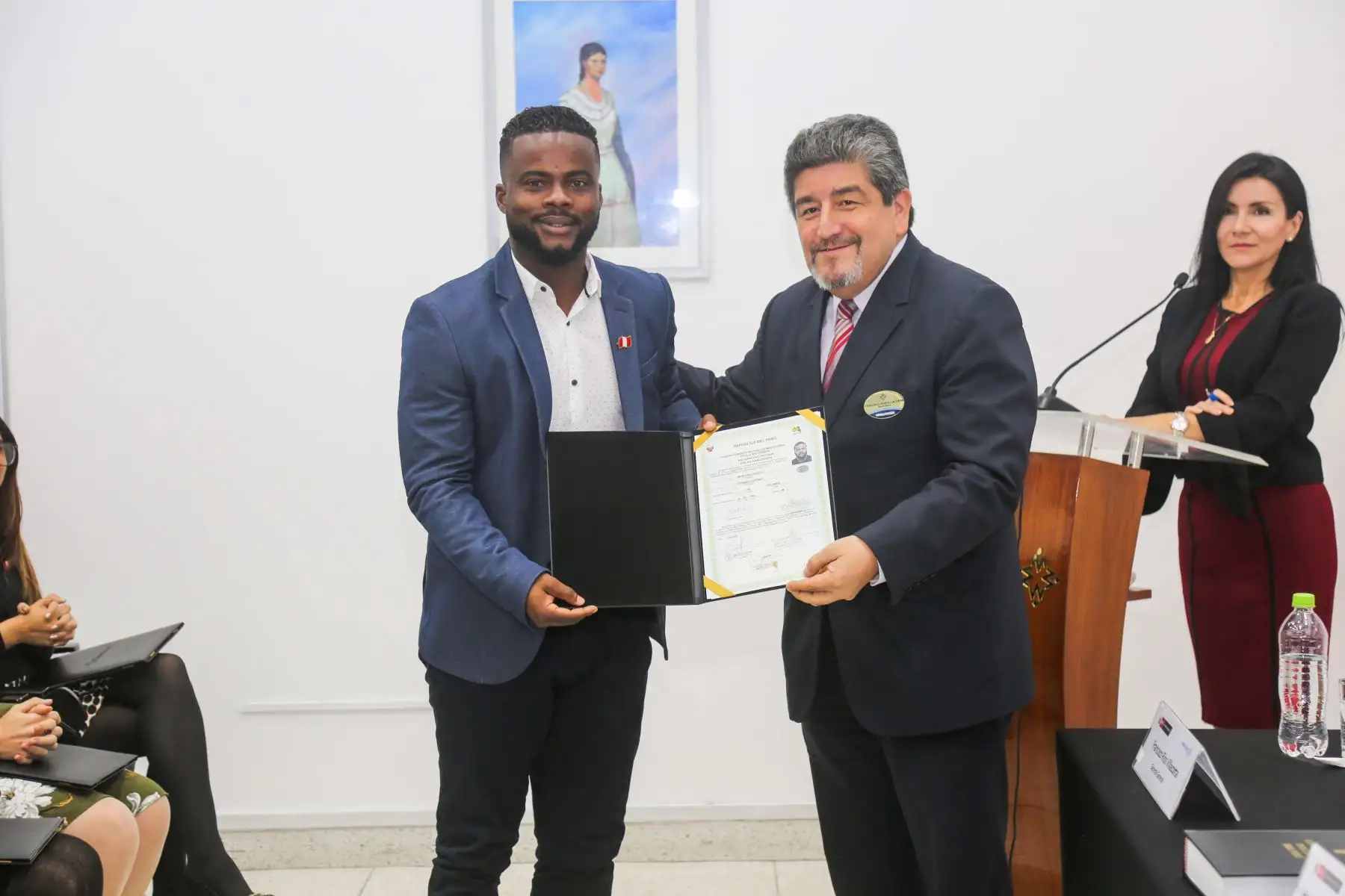Un grupo de diecinueve ciudadanos nacidos en el extranjero, entre los que se encuentra el jugador de fútbol profesional de origen colombiano Johnnier Montaño Caicedo, recibió este jueves 23 de mayo su Título de Nacionalidad Peruana, en una emotiva ceremonia que se realizó en la sede de la Superintendencia Nacional de Migraciones.Foto: ANDINA/Difusión Un grupo de diecinueve ciudadanos nacidos en el extranjero, entre los que se encuentra el jugador de fútbol profesional de origen colombiano Johnnier Montaño Caicedo, recibió este jueves 23 de mayo su Título de Nacionalidad Peruana, en una emotiva ceremonia que se realizó en la sede de la Superintendencia Nacional de Migraciones.Foto: ANDINA/Difusión