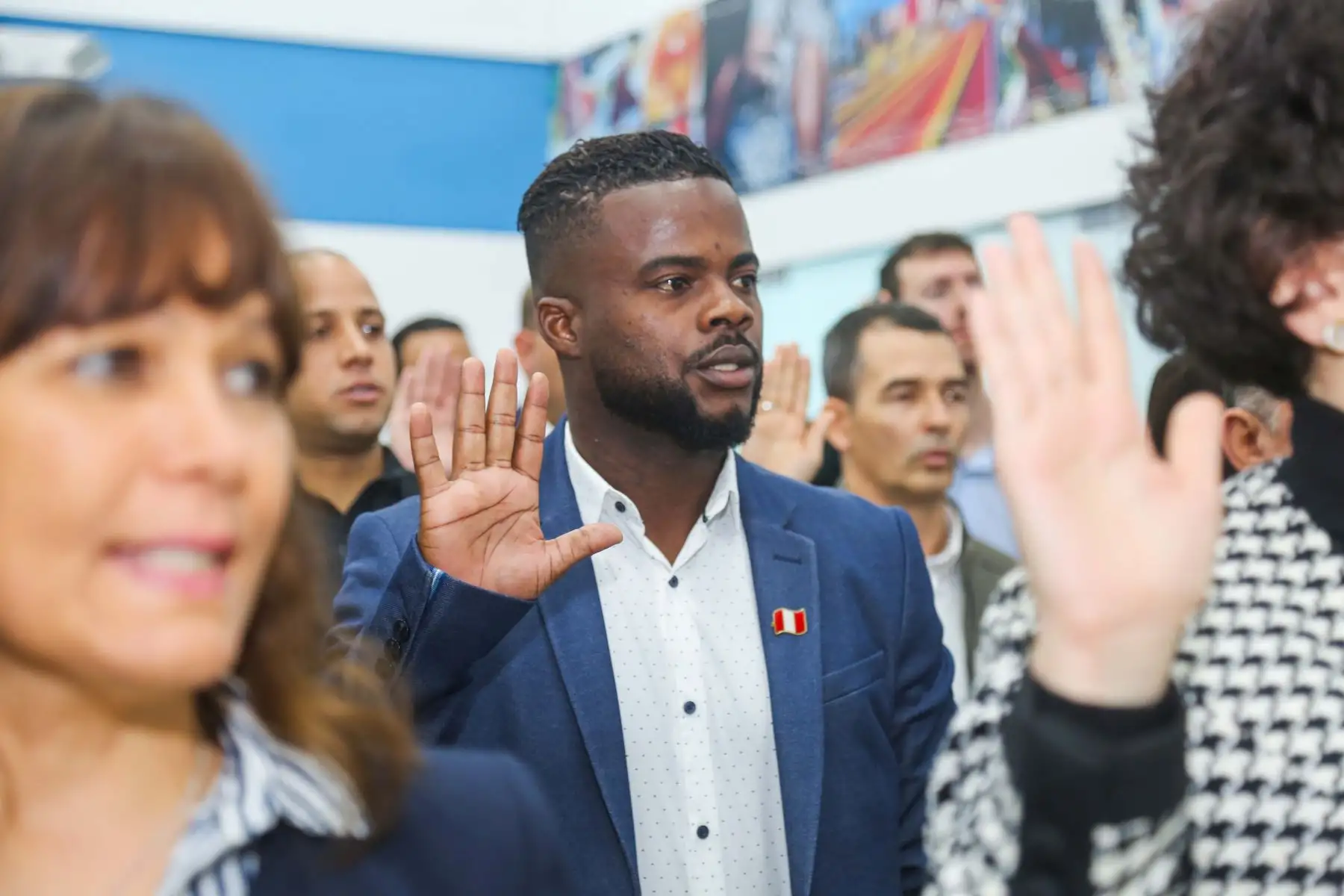 Un grupo de diecinueve ciudadanos nacidos en el extranjero, entre los que se encuentra el jugador de fútbol profesional de origen colombiano Johnnier Montaño Caicedo, recibió este jueves 23 de mayo su Título de Nacionalidad Peruana, en una emotiva ceremonia que se realizó en la sede de la Superintendencia Nacional de Migraciones.Foto: ANDINA/Difusión Un grupo de diecinueve ciudadanos nacidos en el extranjero, entre los que se encuentra el jugador de fútbol profesional de origen colombiano Johnnier Montaño Caicedo, recibió este jueves 23 de mayo su Título de Nacionalidad Peruana, en una emotiva ceremonia que se realizó en la sede de la Superintendencia Nacional de Migraciones.Foto: ANDINA/Difusión