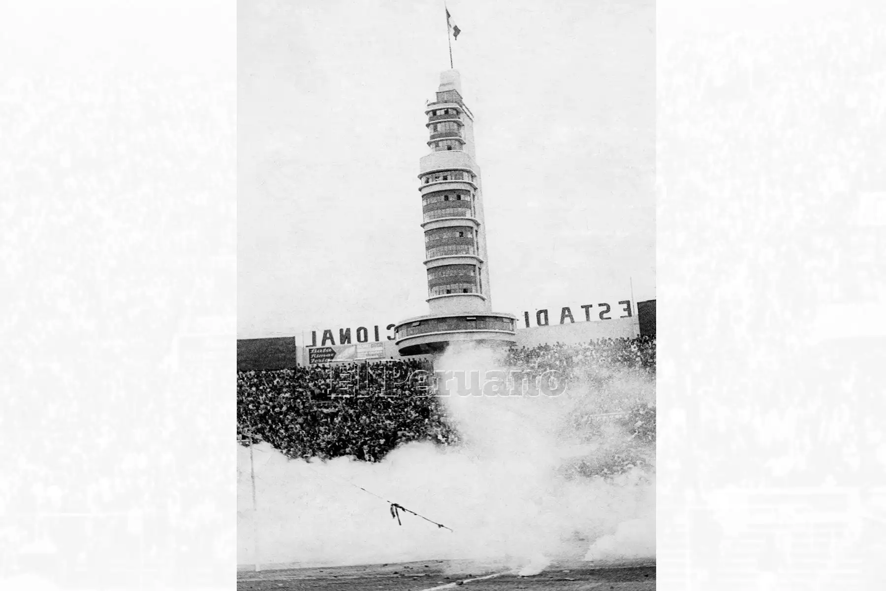 Lima - 24 mayo 1964 / Tragedia del Estadio Nacional. La policía lanza bombas lacrimógenAs luego de que hinchas peruanas invadieran el campo de juego en protesta por la anulación de un gol peruano. Perú y Argentina disputaban un encuentro clasificatorio para las olimpiadas de Tokio. Foto Archivo Histórico de EL PERUANO