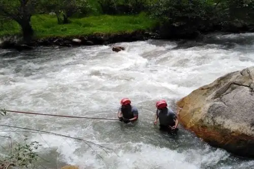 El cadáver de un joven, identificado como Emerson Andrés Rosas Mendoza (24), fue hallado en las turbulentas aguas del río Santa, a la altura del sector de Trancapampa, en el distrito de Ataquero, provincia de Carhuaz, región Áncash.