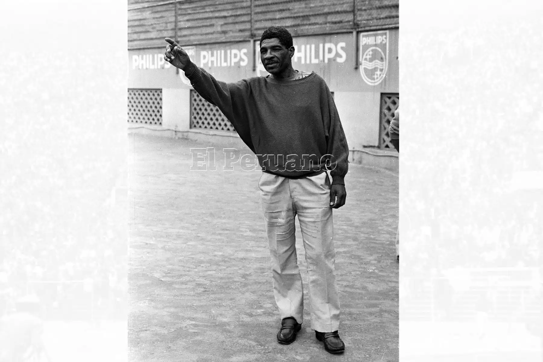 24 may 1991 / El hincha apodado "Negro Bomba" sindicado como el que ocasionó la tragedia del Estadio Nacional en mayo 1964 al ingresar al campo a agredir al arbitro uruguayo Pazos luego de que éste anulara un gol peruano de  Víctor Lobatón.
