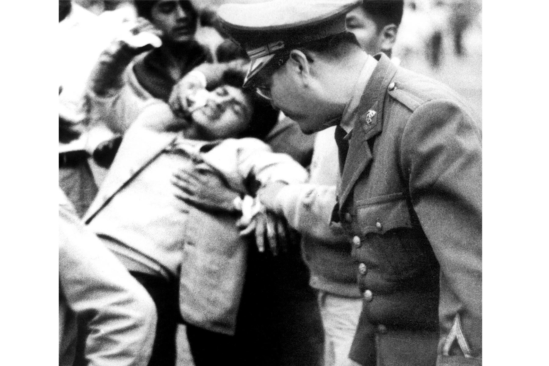 Personas heridas en el Estadio Nacional de Lima el 24 de mayo de 1964. Foto: AFP