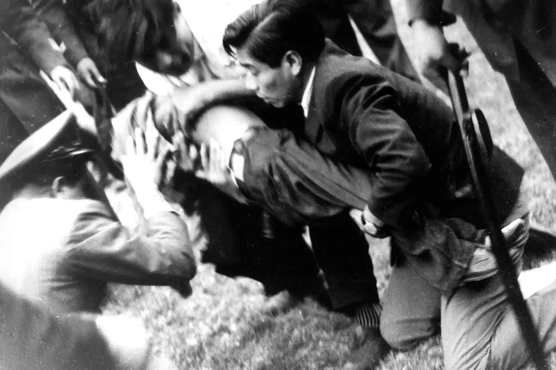 Foto distribuida por el Instituto Peruano de Deportes (IPD) que muestra a hombres que llevaban a una persona herida en el Estadio Nacional de Lima el 24 de mayo de 1964, durante desórdenes después de un partido de clasificación para los Juegos Olímpicos de Tokio entre Perú y Argentina, que causó la muerte de 320 aficionados al fútbol. La indignación masiva después de que se cancelara un gol peruano causó que la policía lanzara gas lacrimógeno al público generando un caos y una estampida en la que personas m