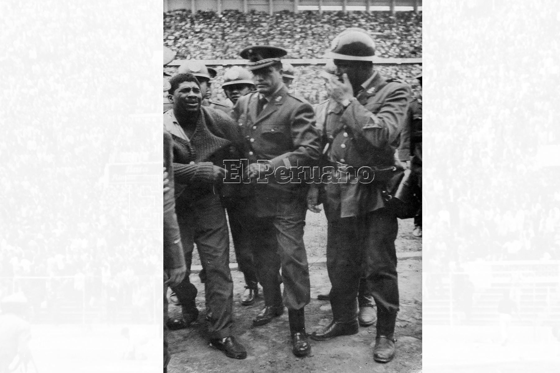 Lima - 24 may 1964 / El hincha apodado "Negro Bomba" sindicado como el que ocasionó la tragedia del Estadio Nacional en mayo 1964 al ingresar al campo a agredir al arbitro uruguayo Pazos luego de que éste anulara un gol peruano.